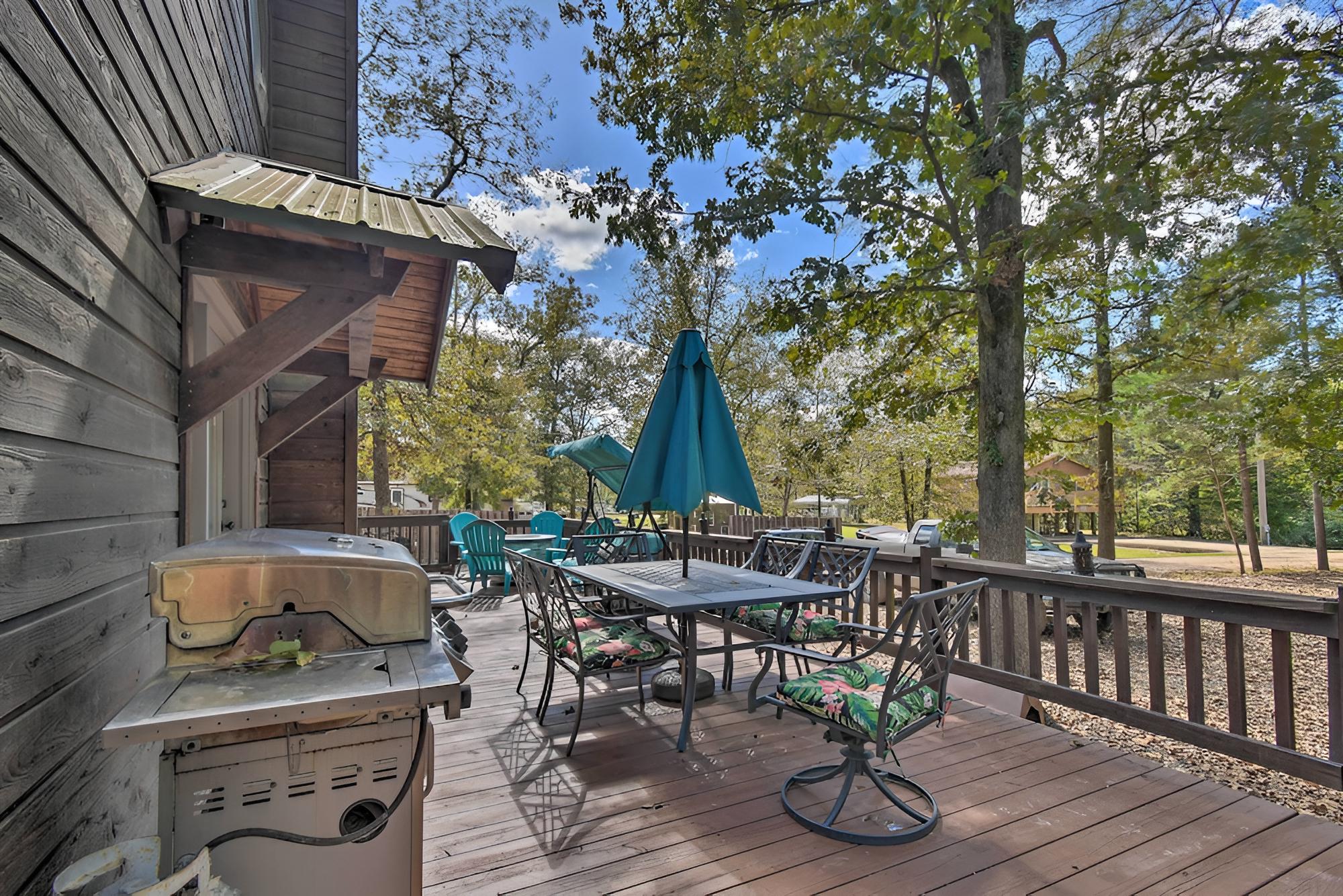 Broken Bow Cabin w/ Private Deck ~ 5 Mi to Lake!