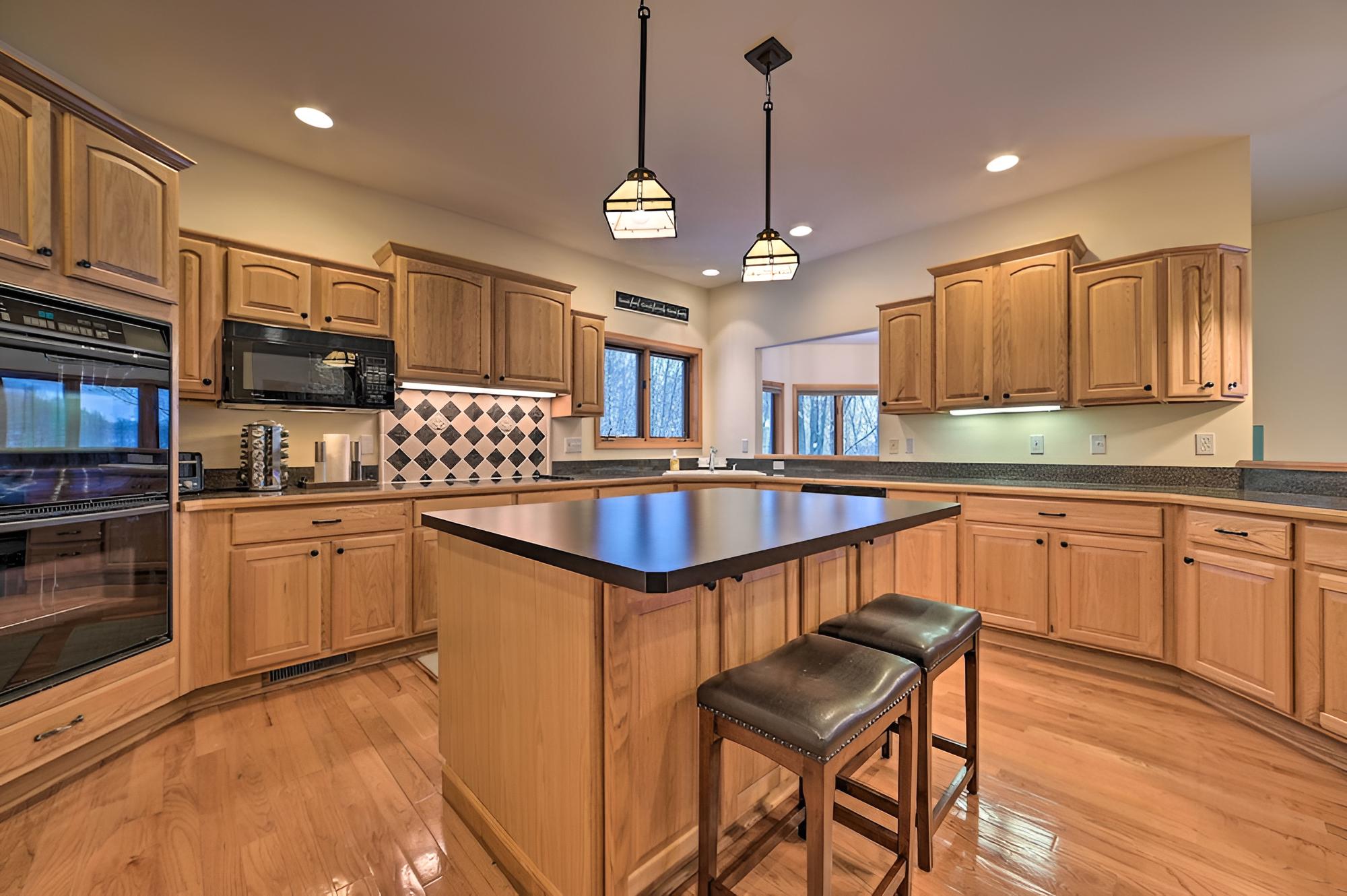 Huge Bellaire Home on Cedar River Golf Course
