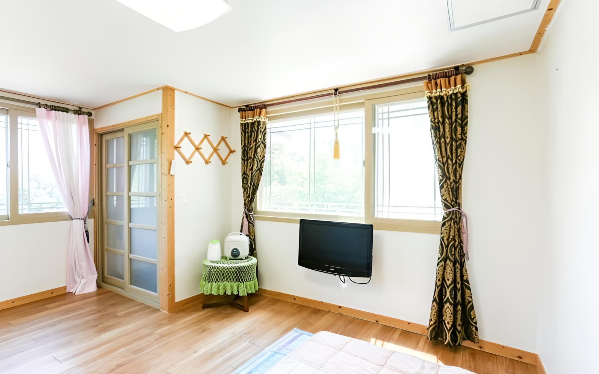Jecheon Haereul Pumeun Dal Pension