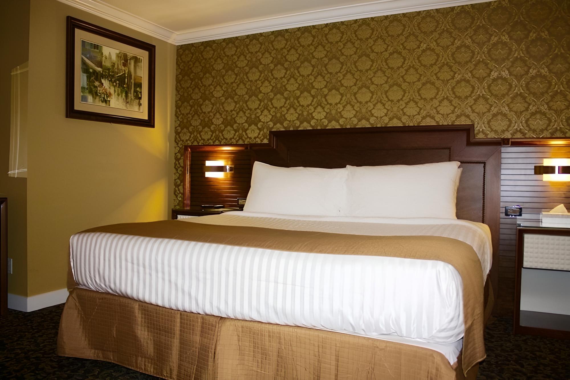 The Deluxe Hotel Vancouver - Image 3