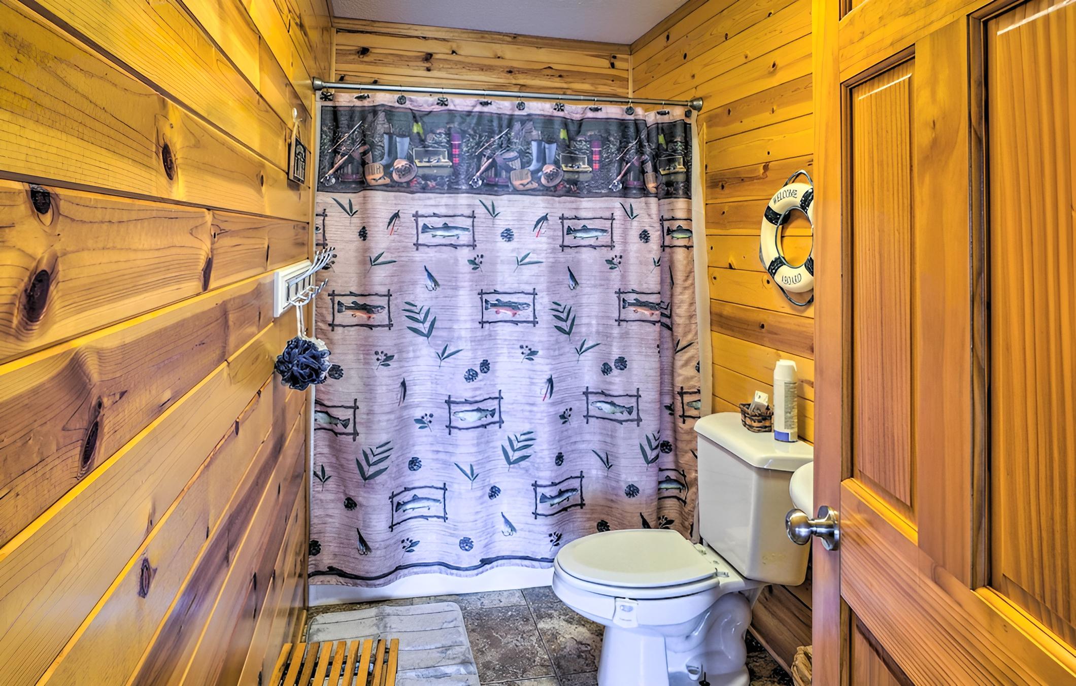 Quaint Lake Jefferson Cabin w/ Deck & Gas Grill!
