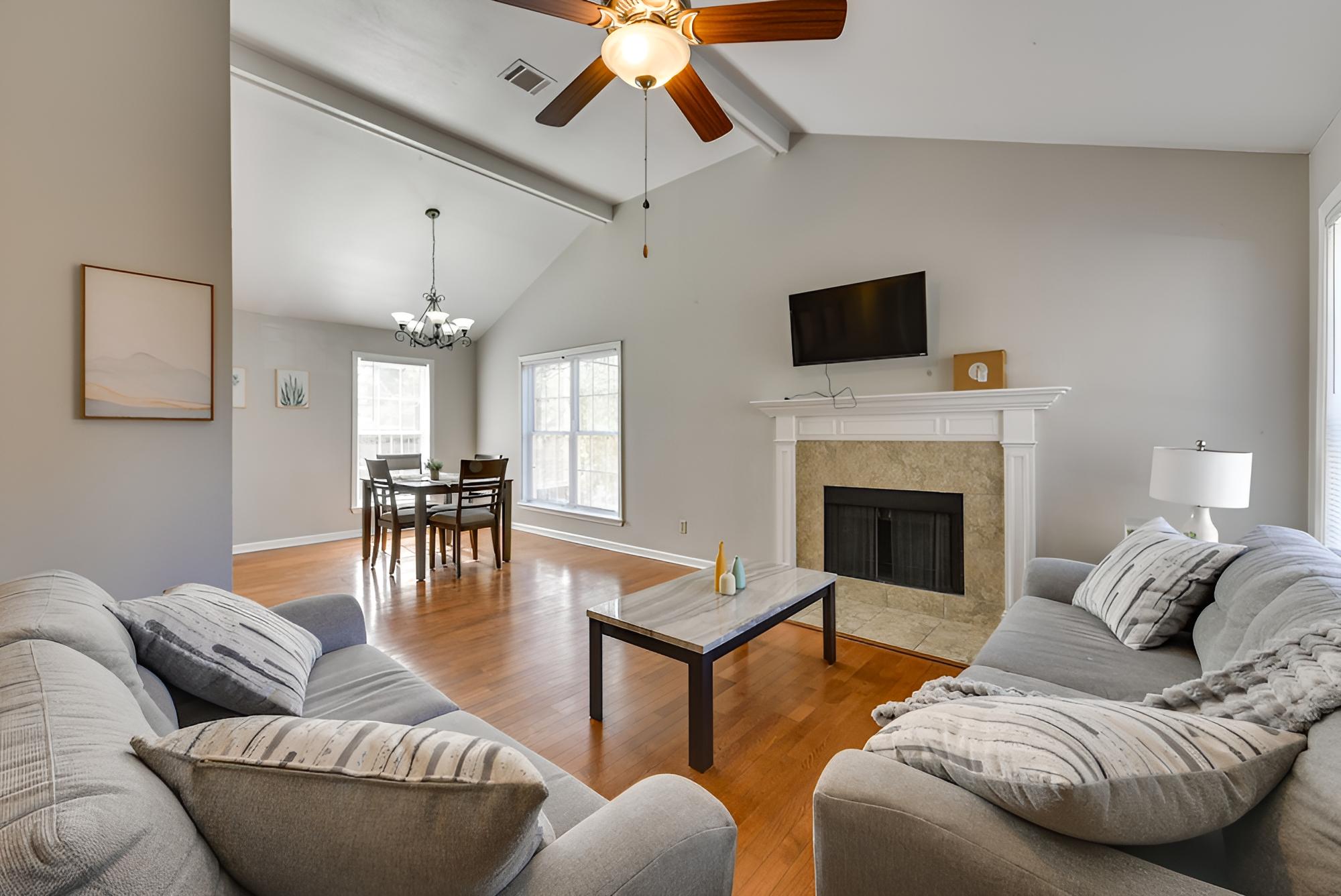 Baton Rouge Condo w/ Balcony, Fireplace & Pool!