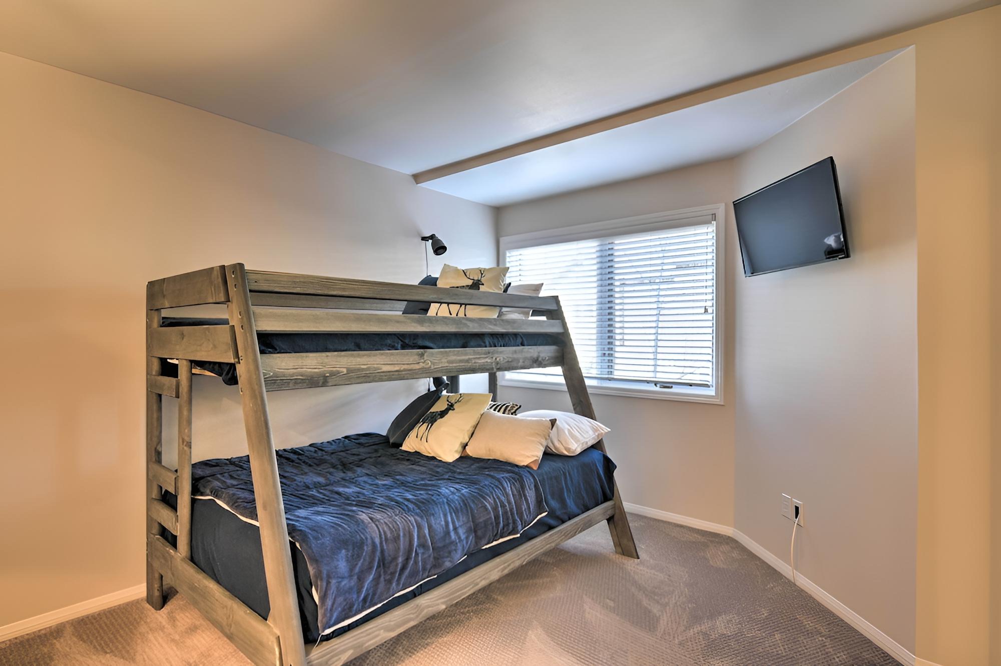 Cabin w/ Mtn View & Hot Tub by Continental Golf!