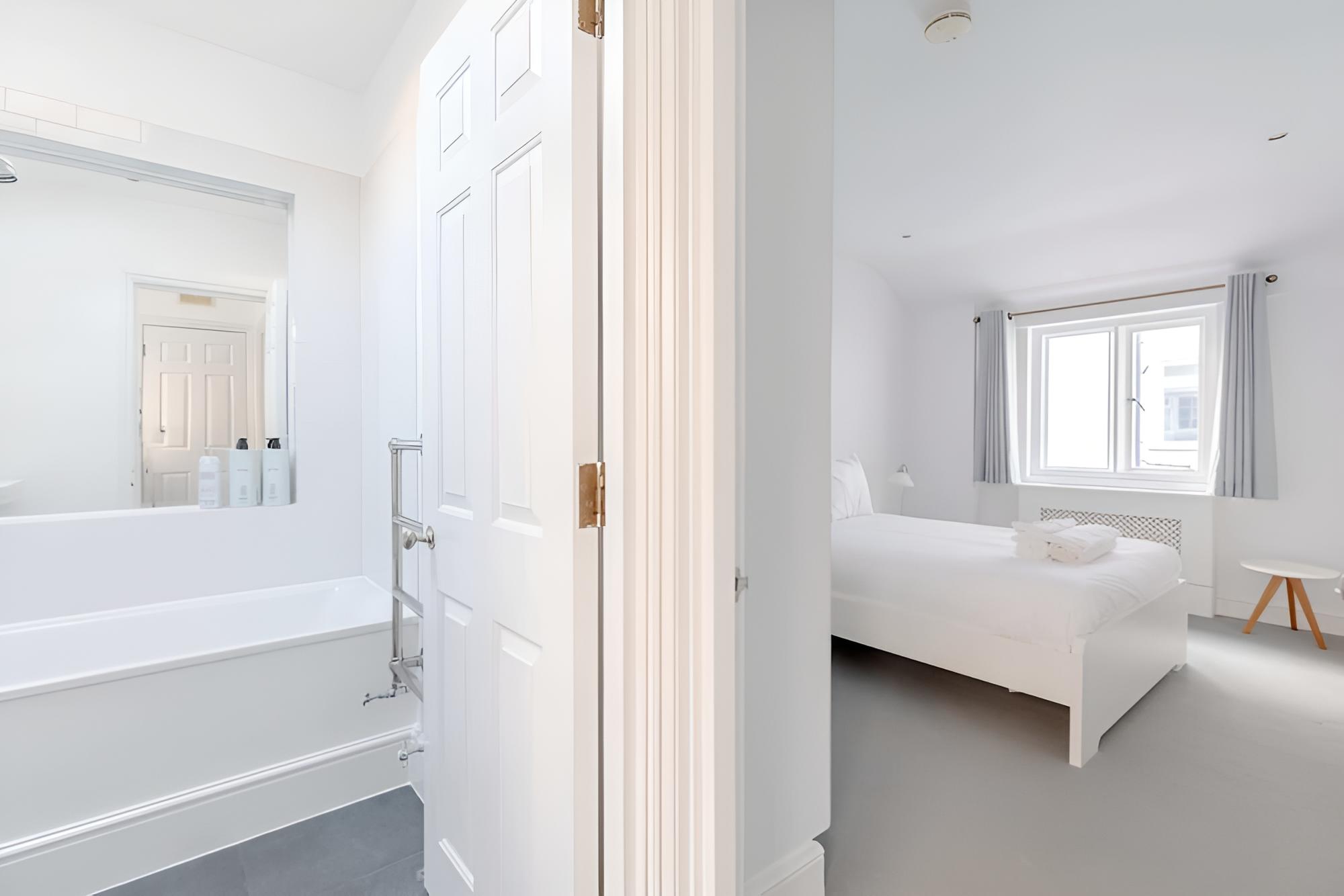 Central & Stylish 2BD Home Near Kensington Gardens