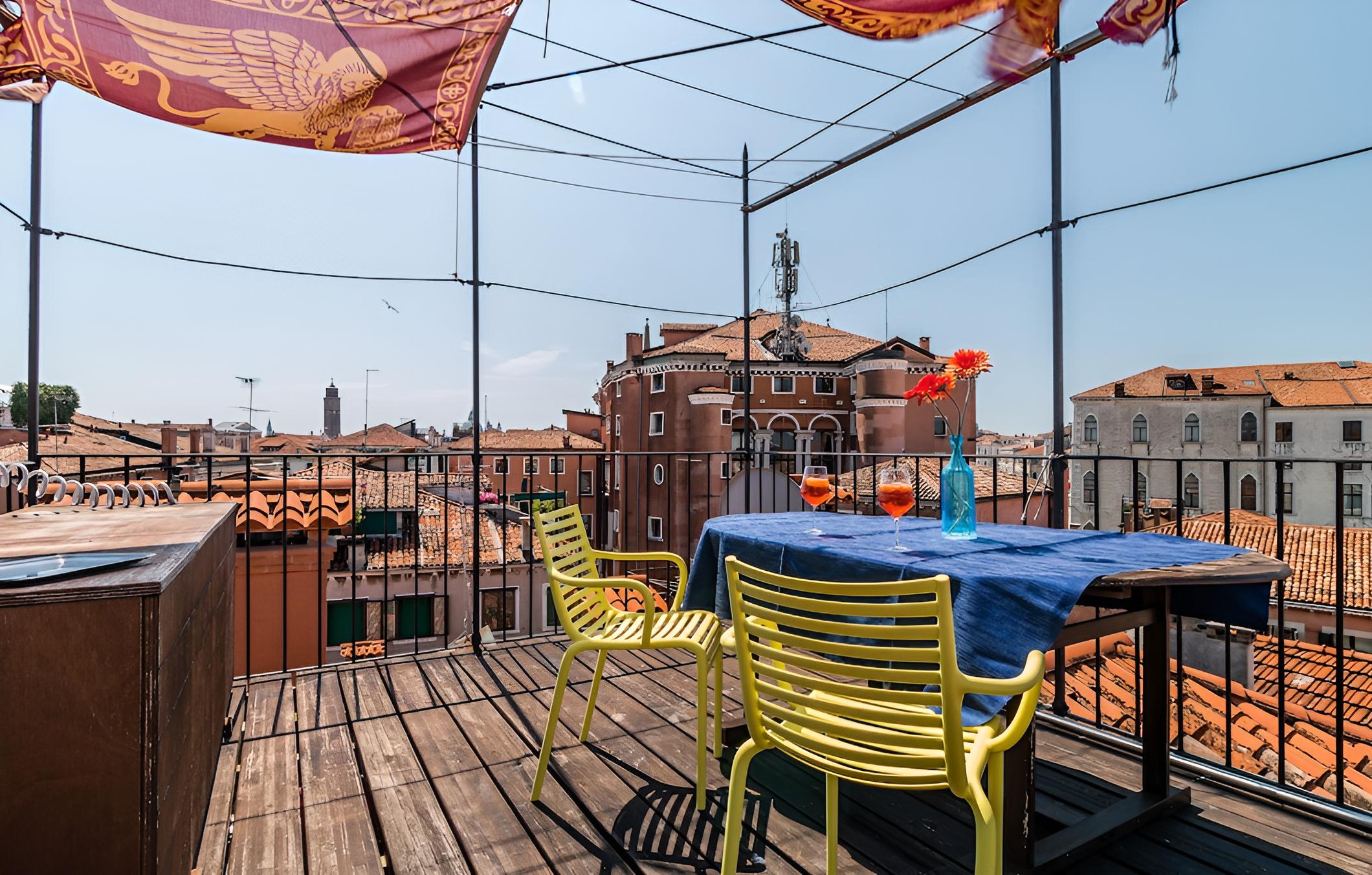 20 Windows on Venice