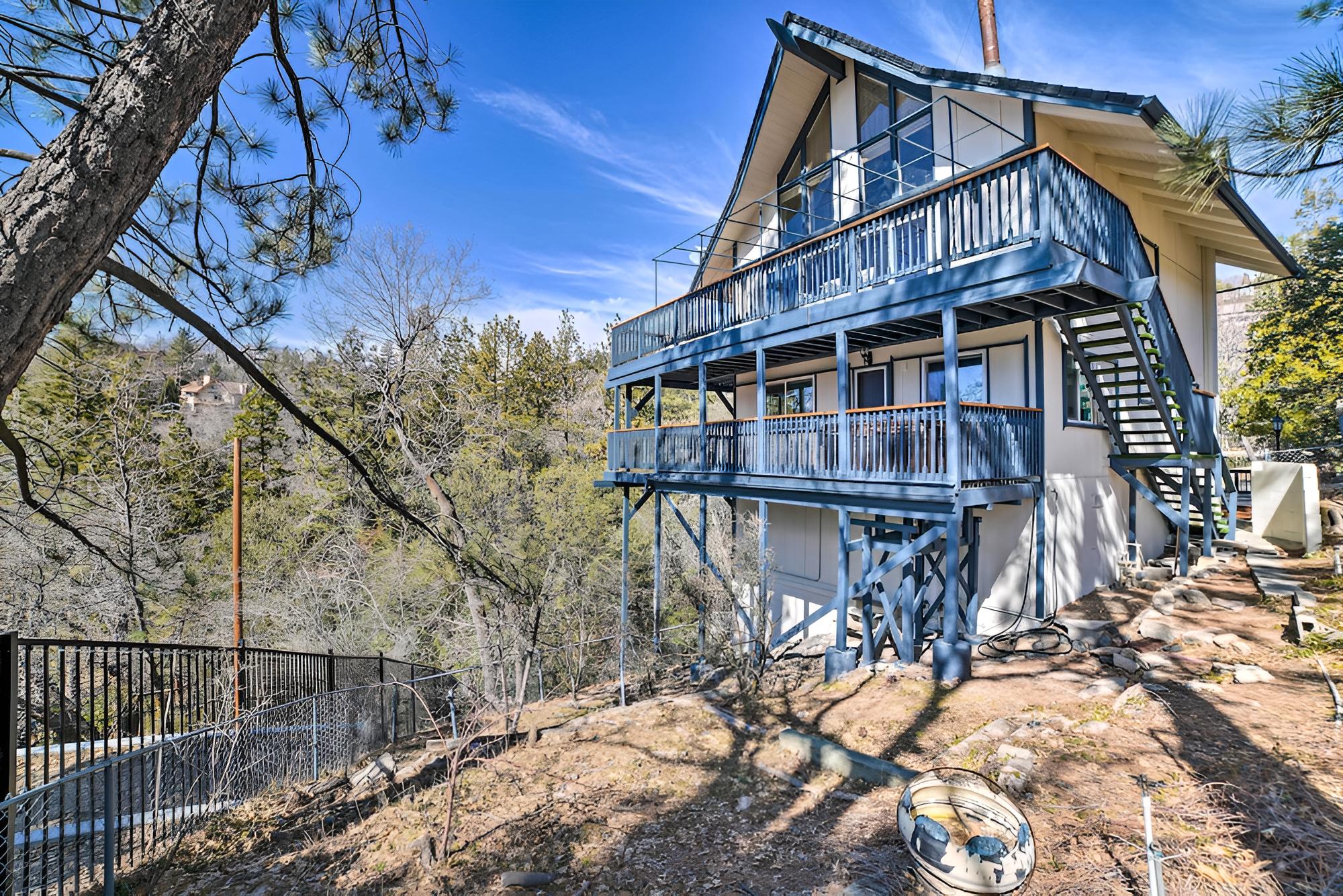 Lake Arrowhead Cabin: Private Deck & Hot Tub!