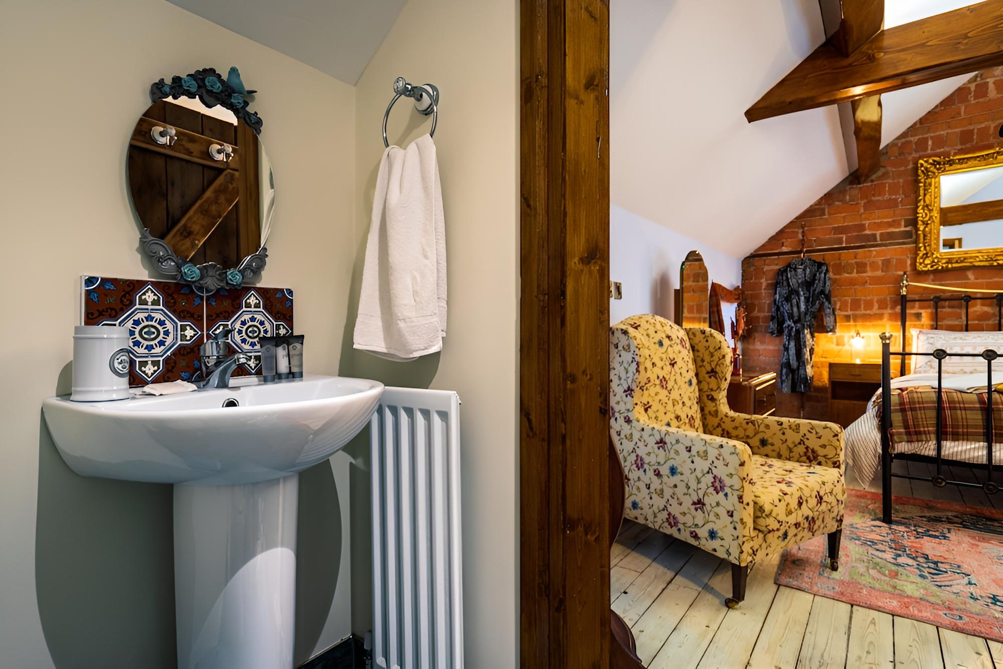 Sorley Boys Snug - Near Museum of Free Derry and Bloody Sunday Memorial