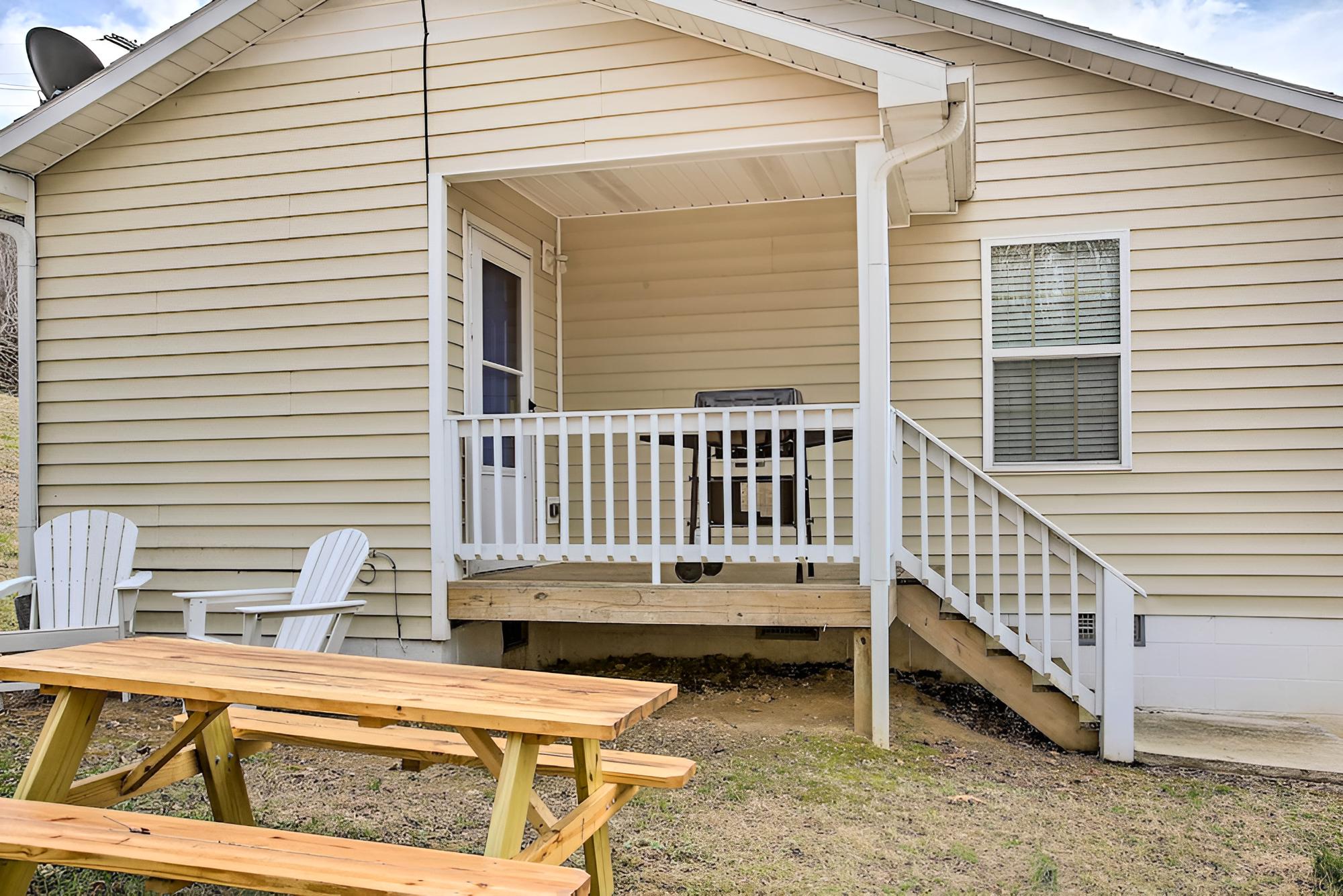 Welcoming Byrdstown Home: Walk to Main St!