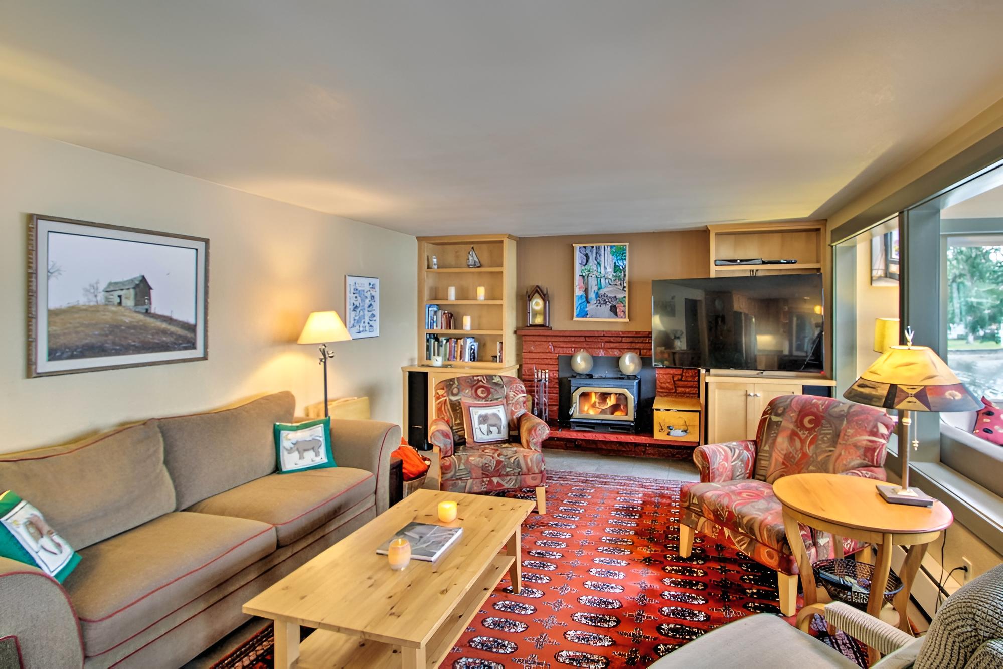 Beautiful Home on Hood Canal w/ Hot Tub & Dock!