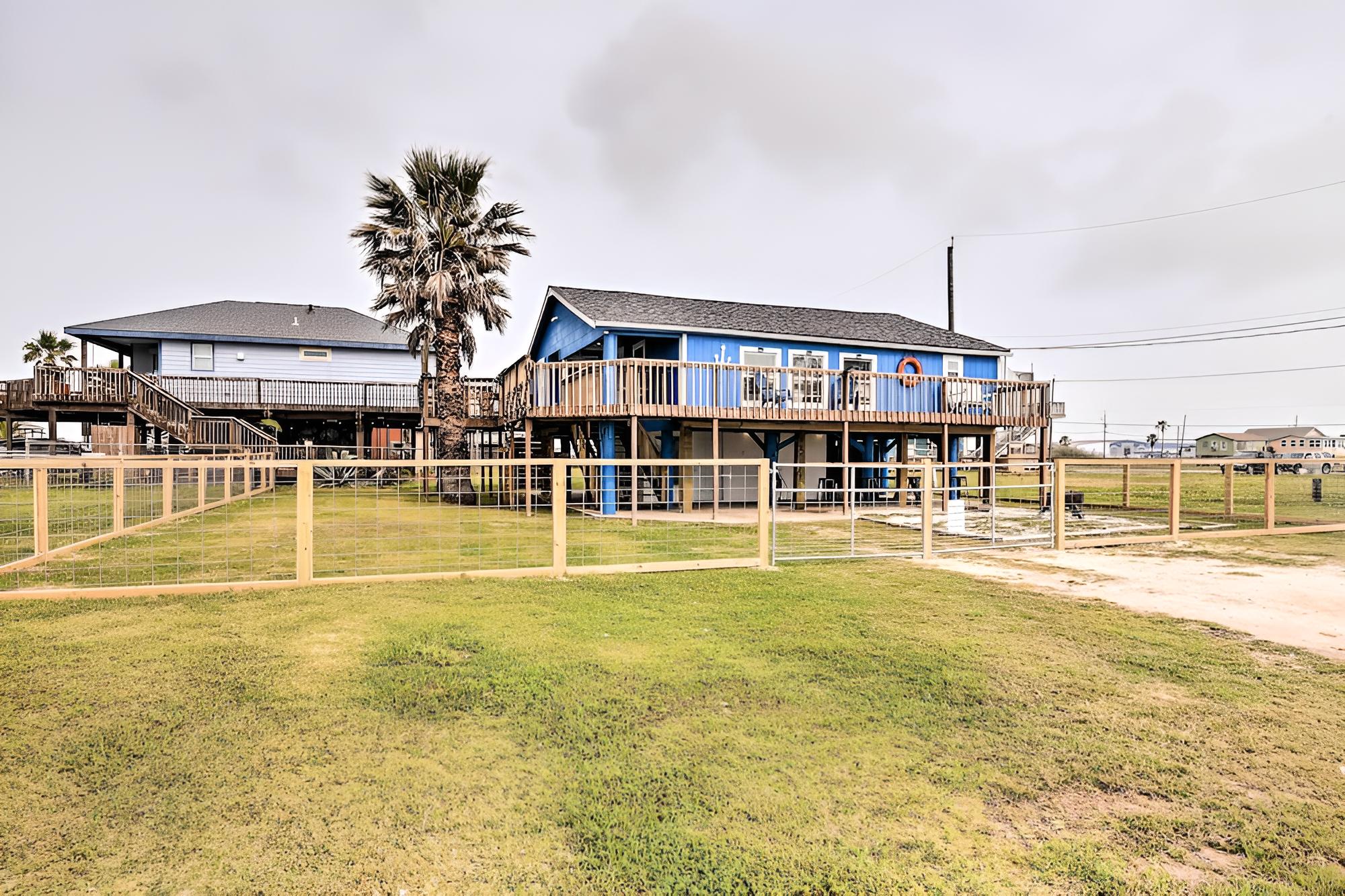 Bright & Airy Freeport Home - Walk to Beach!