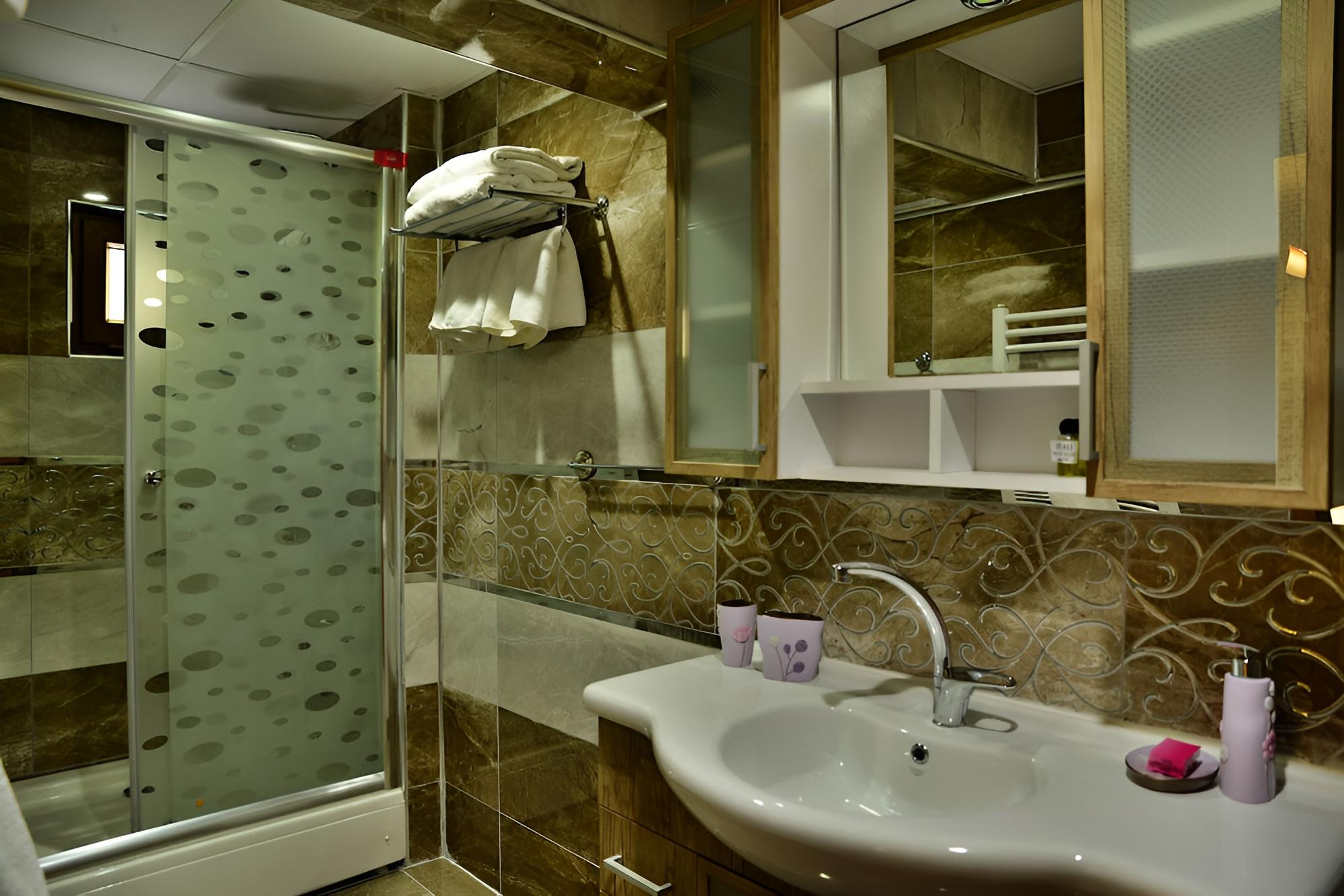 Dedeli Deluxe Hotel