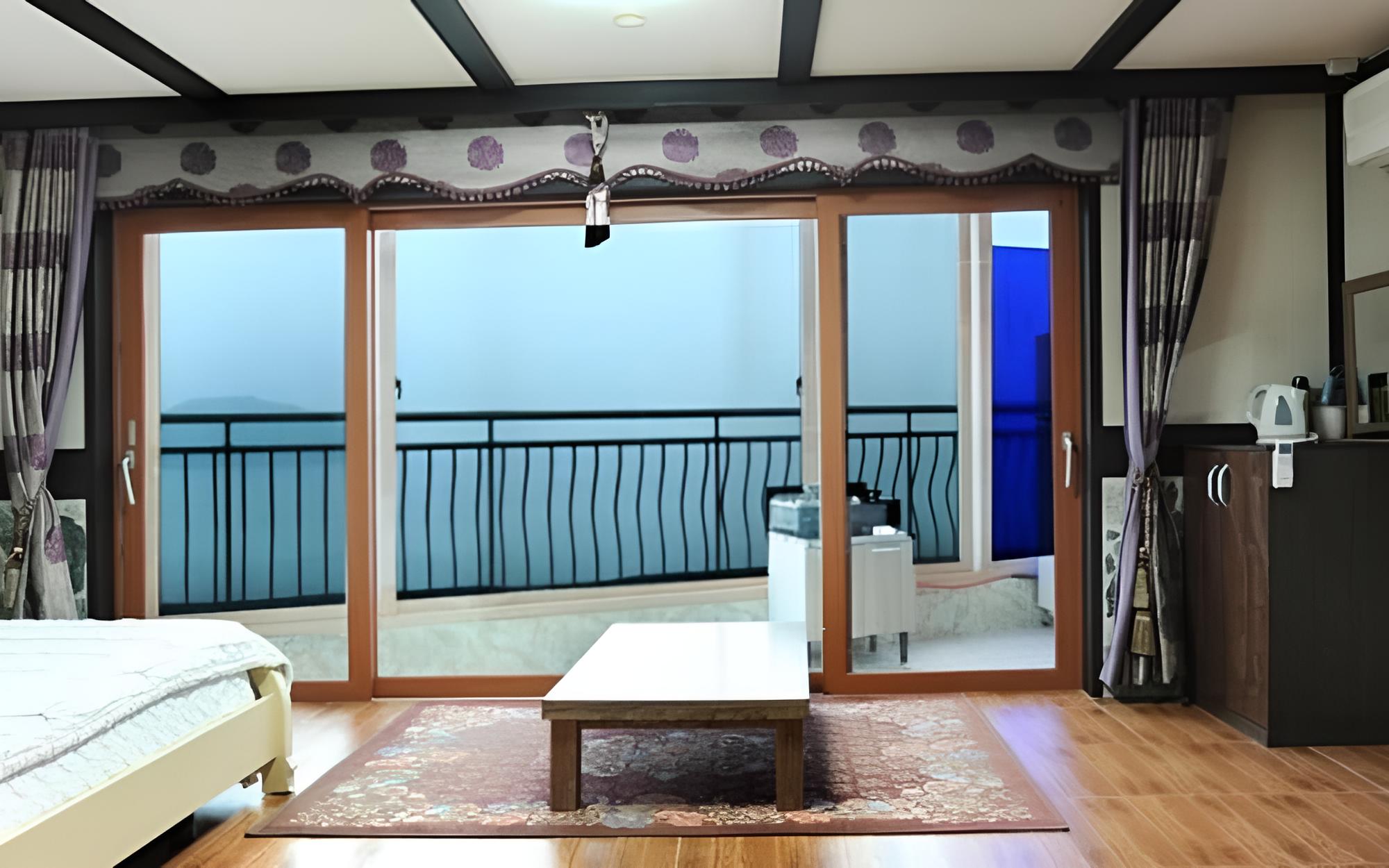 Geojedo Hongpo Pension