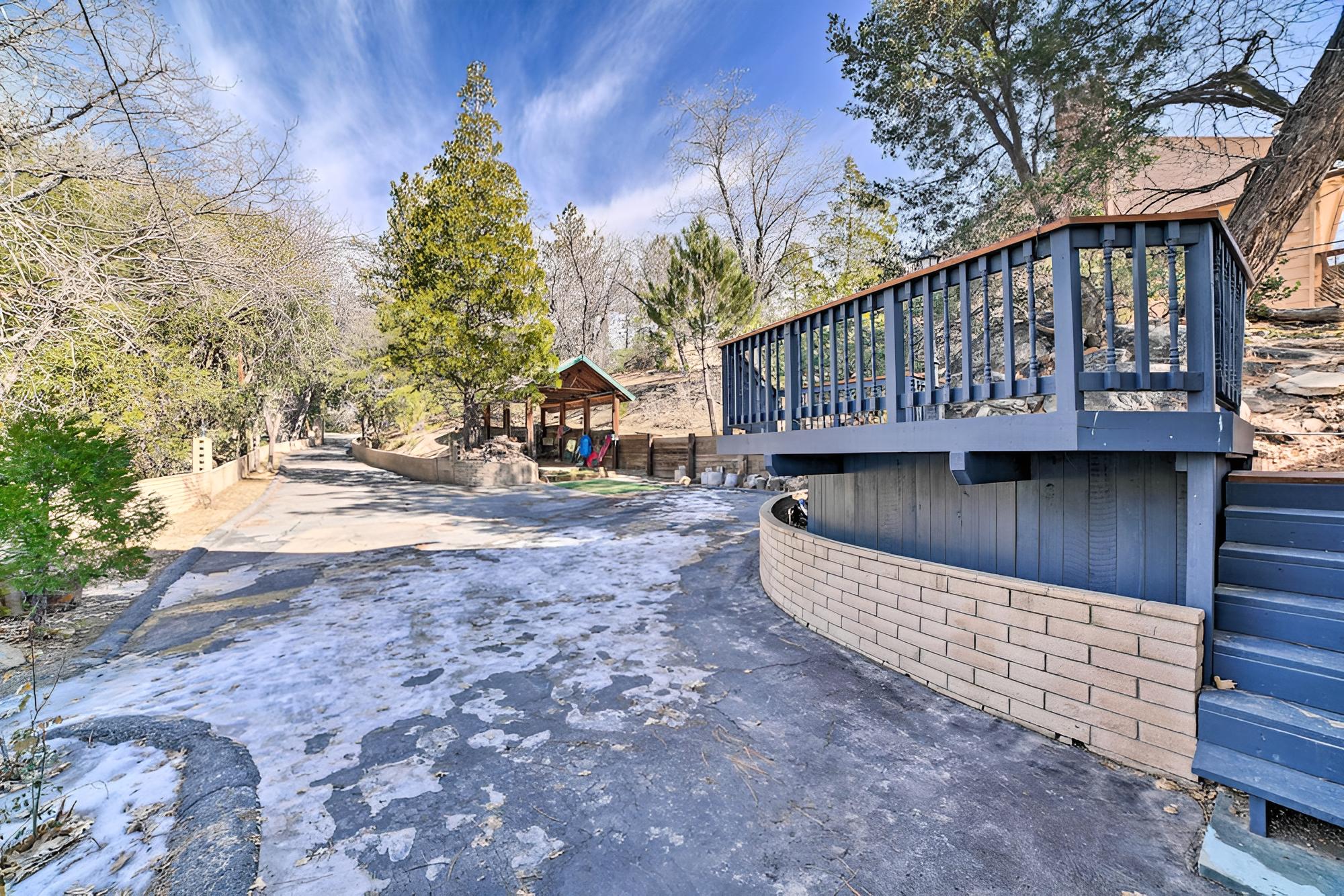 Lake Arrowhead Cabin: Private Deck & Hot Tub!
