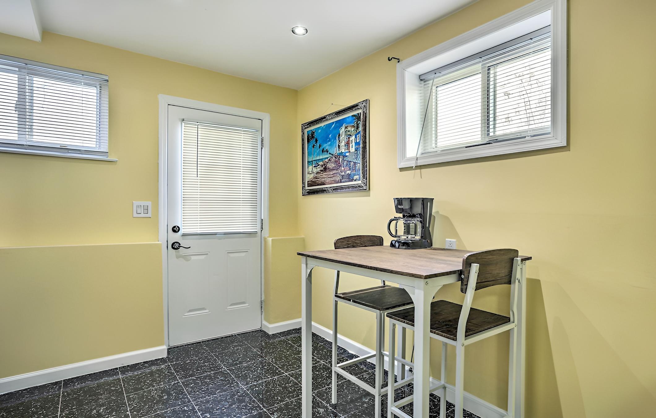 Freeport Guesthouse - Walk to Nautical Mile!