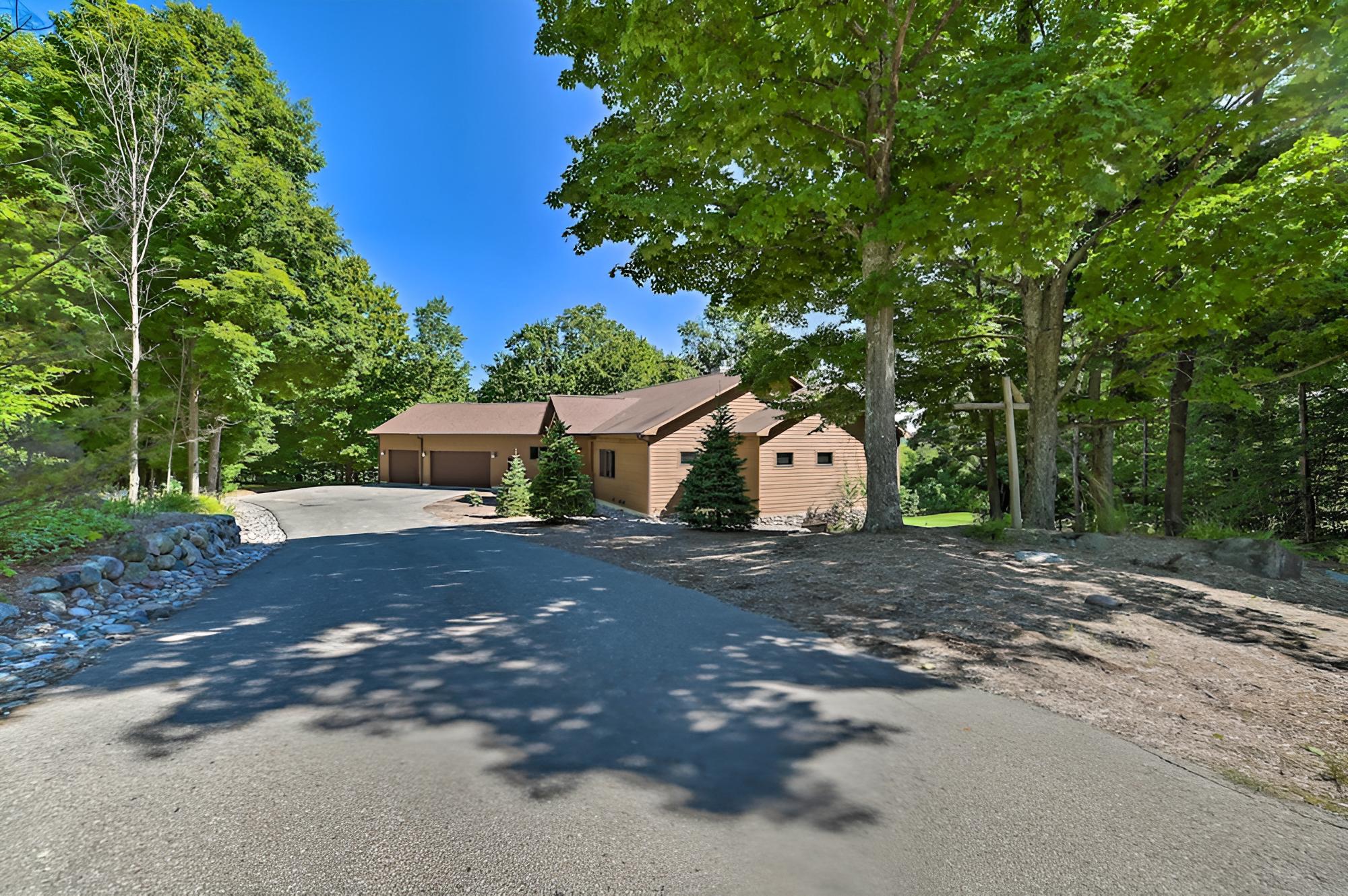 Huge Bellaire Home on Cedar River Golf Course