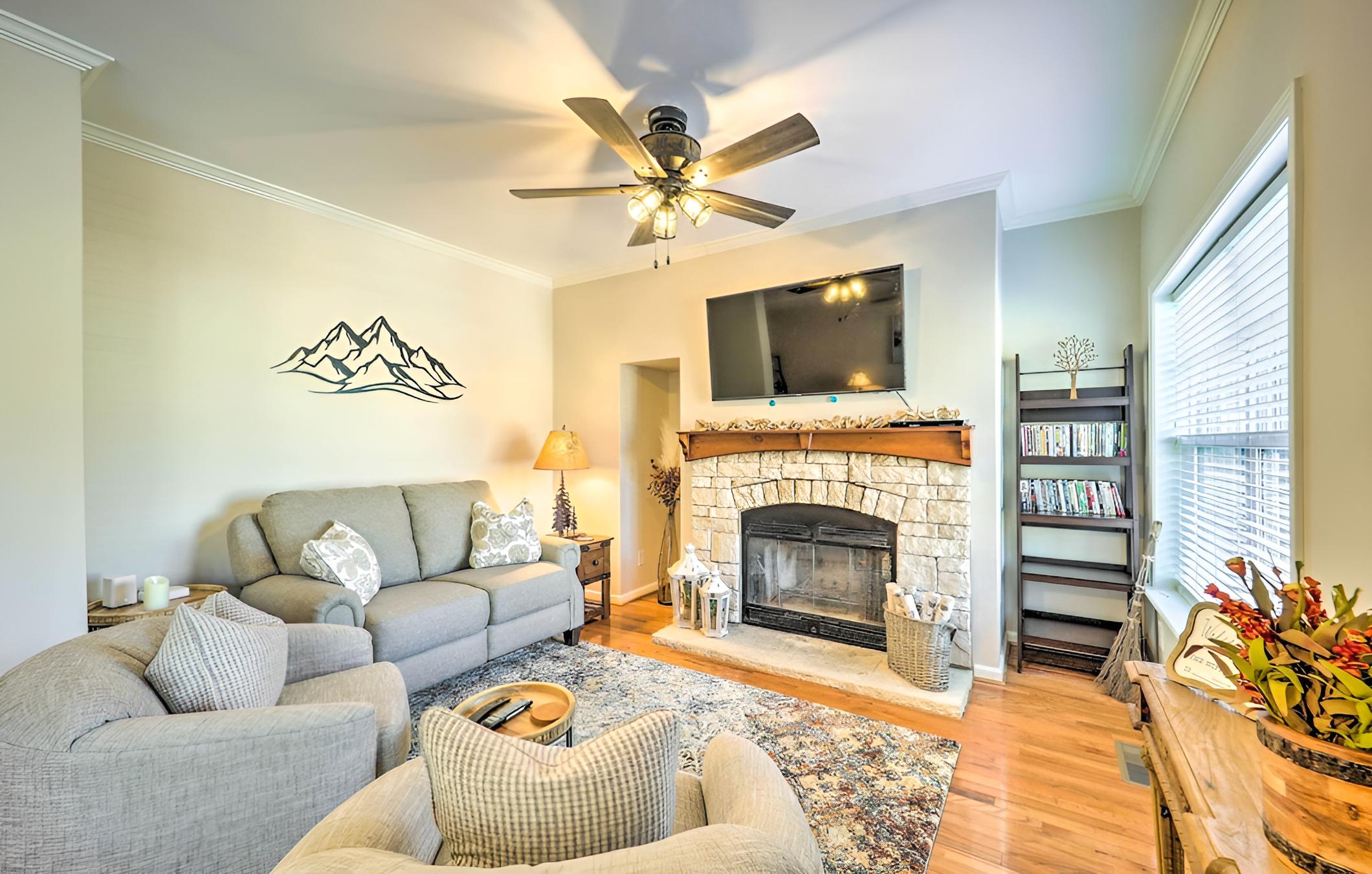 Banner Elk Townhome w/ Private Deck: Near Hiking!