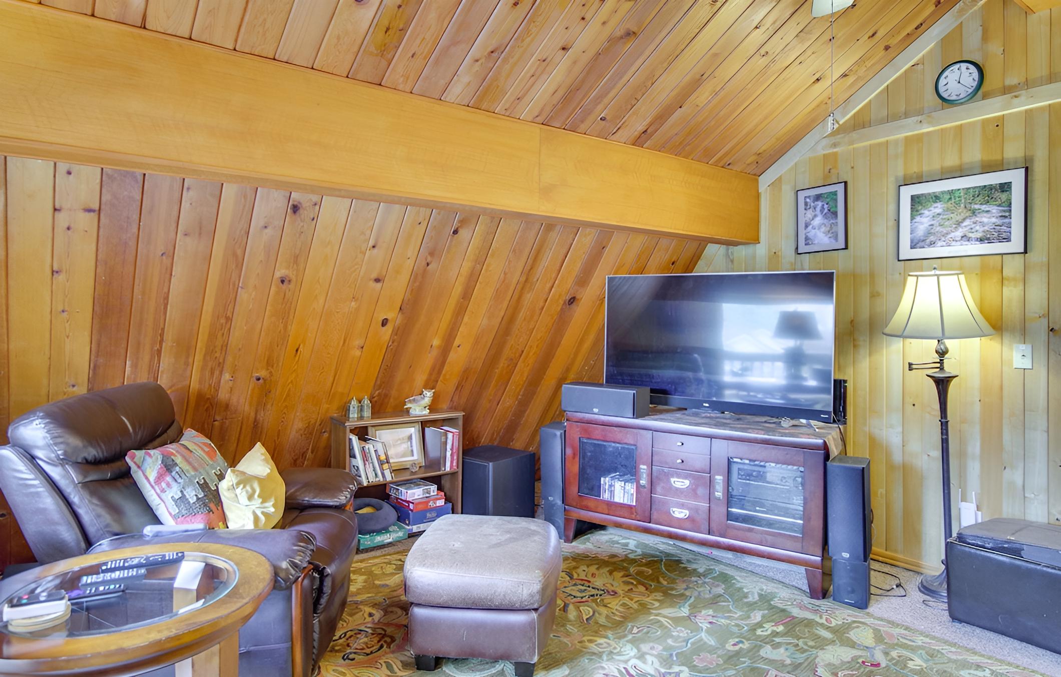 Owls Nest - Cozy Cabin w/ Hot Tub & Fireplace!