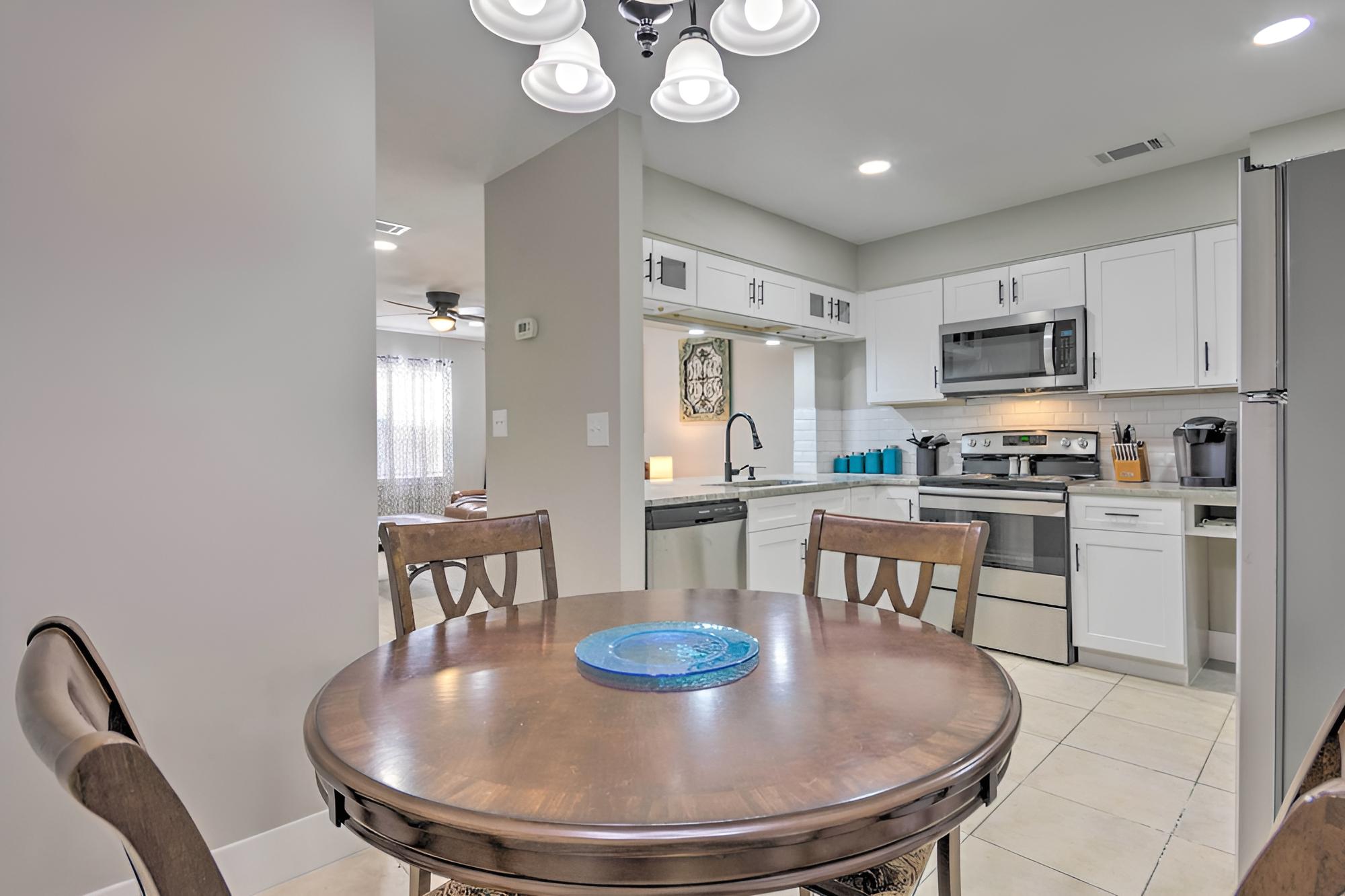 Fort Walton Beach Townhome < 3 Mi to the Beach!