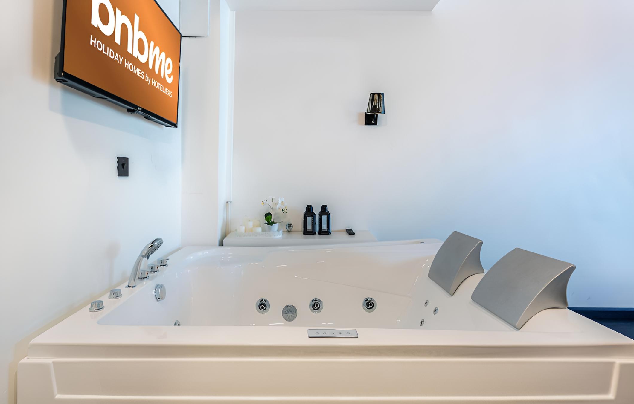 St-Lago Vista Tower-1412 by bnbme homes