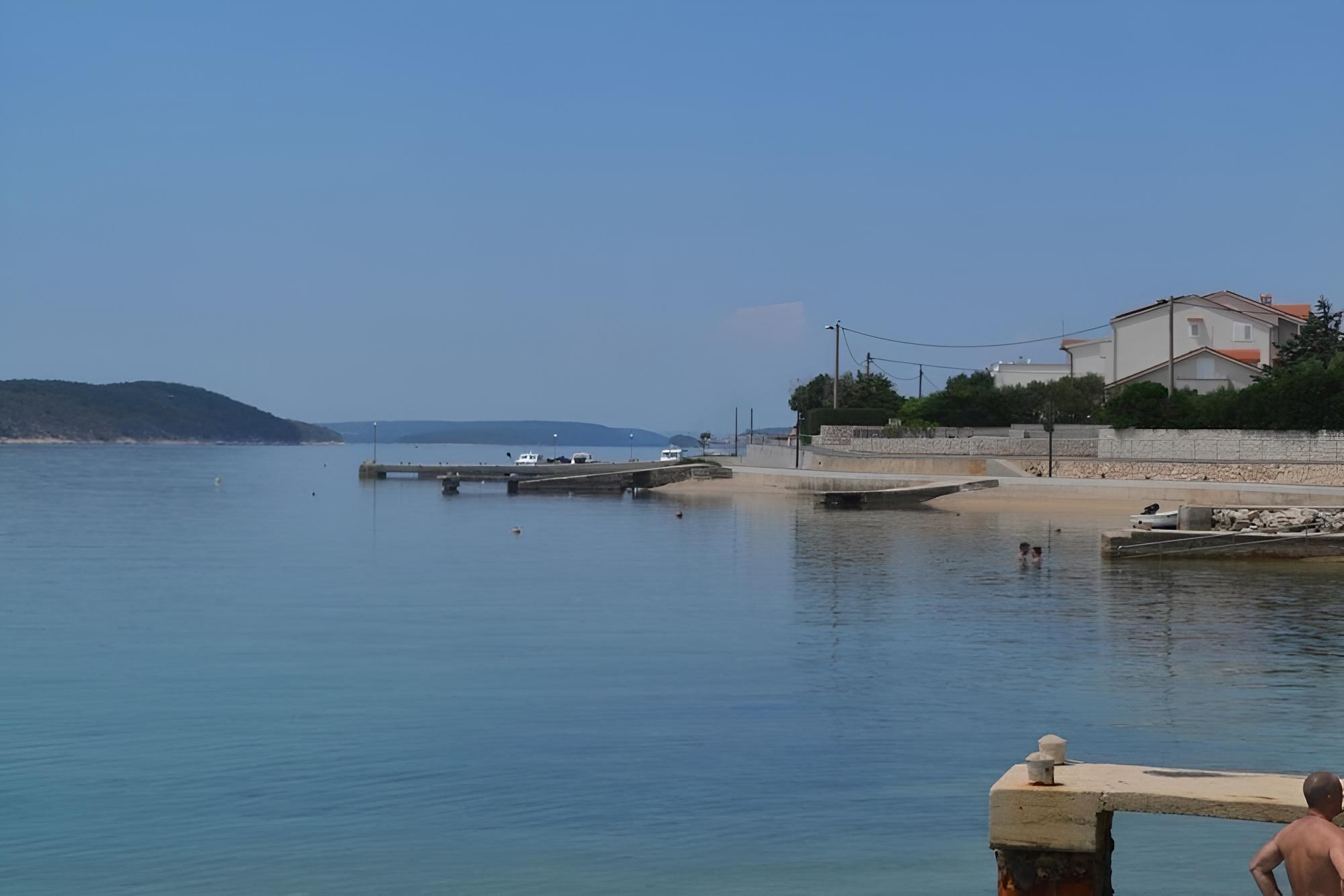 Pet - 20m From the sea - H