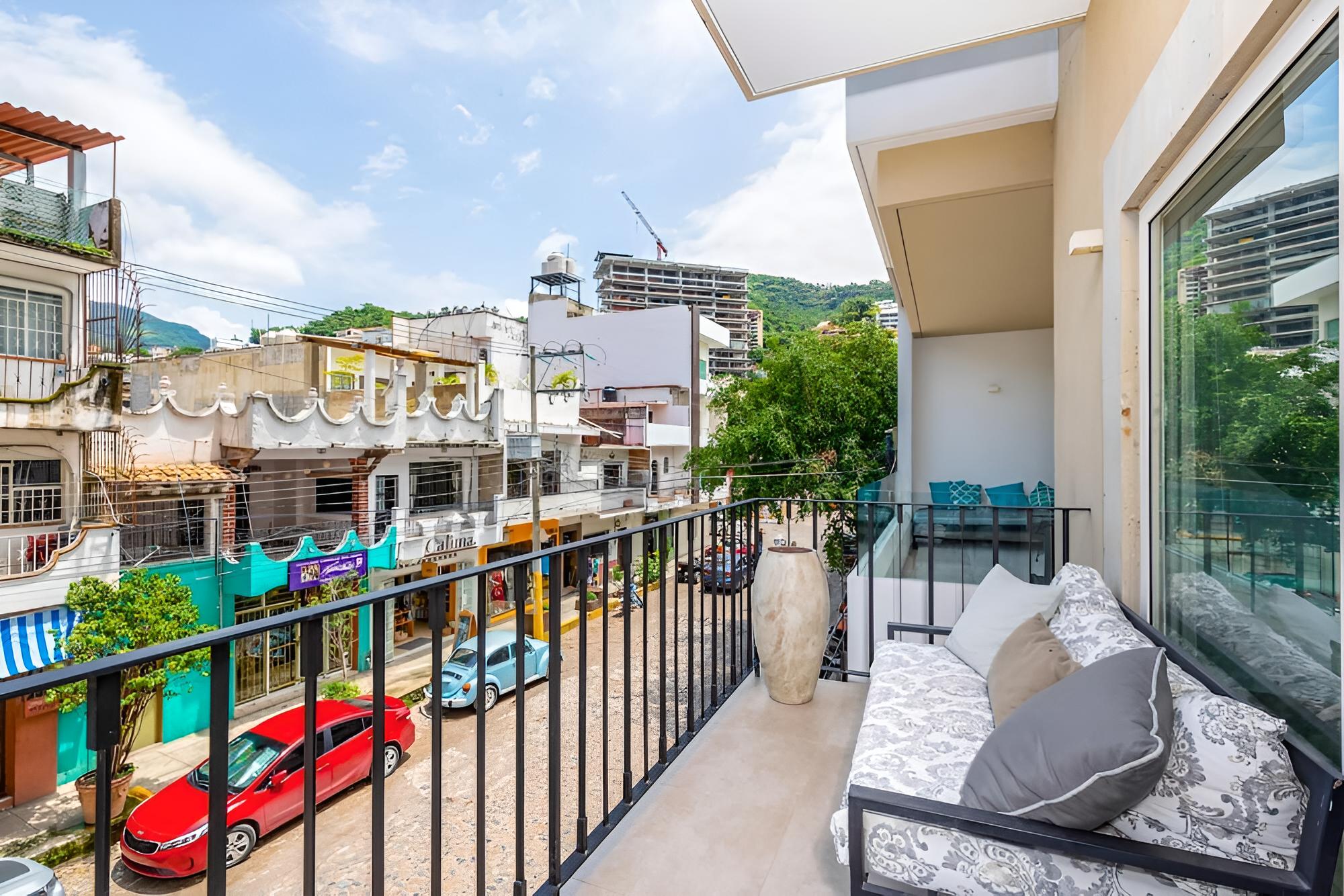 Best Location Middle of Romantic Zone 1 BD 2 BA - Amazing Zenith Building