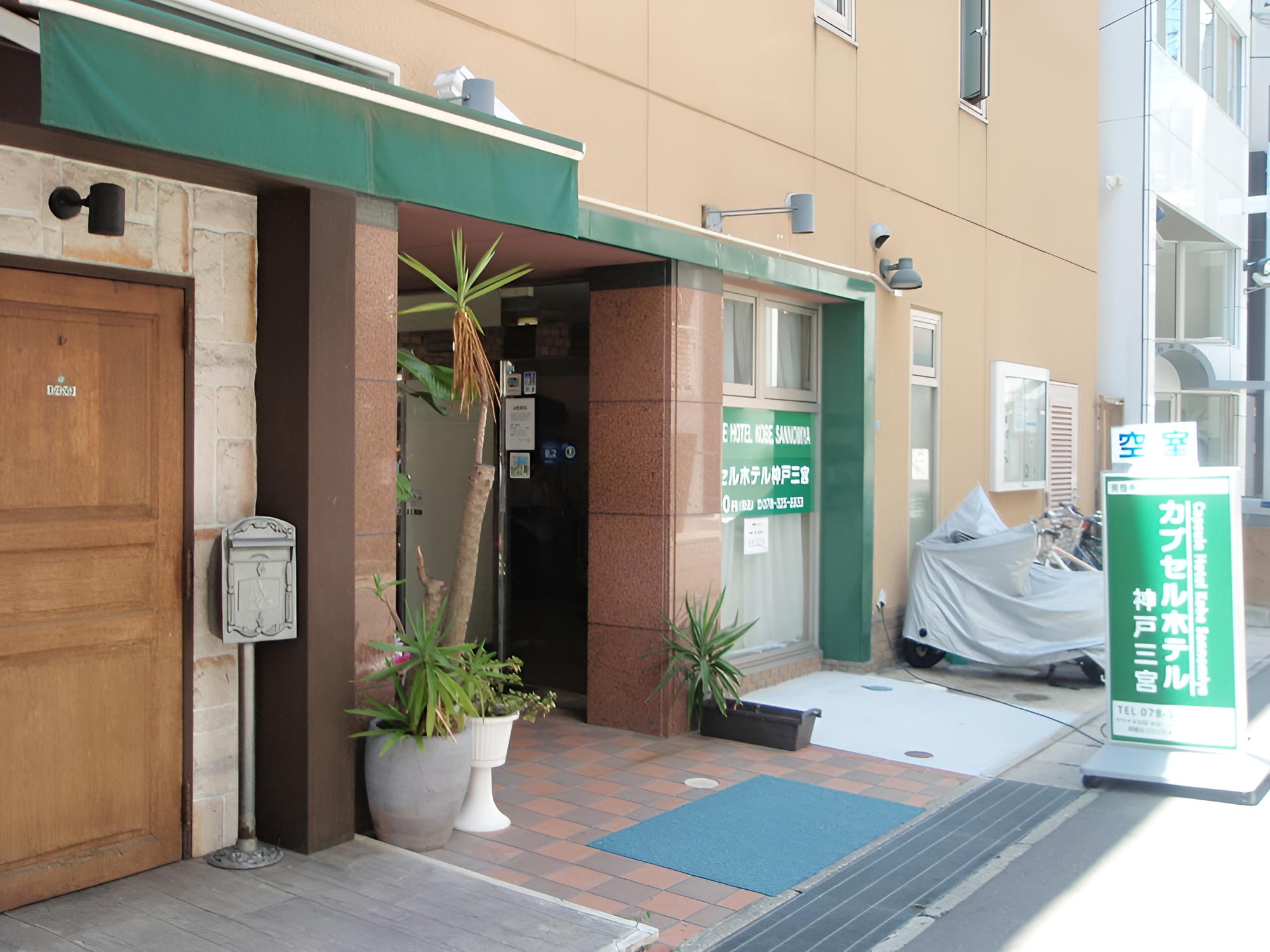 Capsule Hotel Kobe Sannomiya - Caters to men