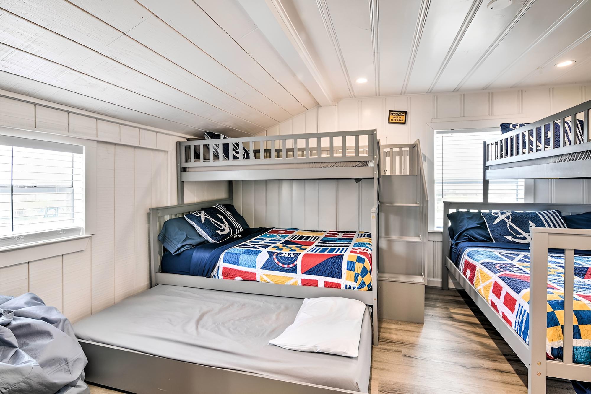 Bright & Airy Freeport Home - Walk to Beach!