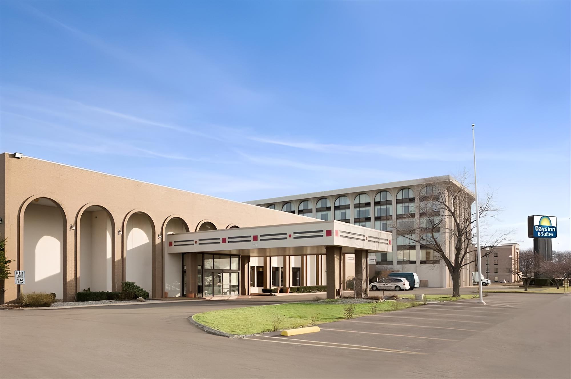 Lorain Studio Suites view 4