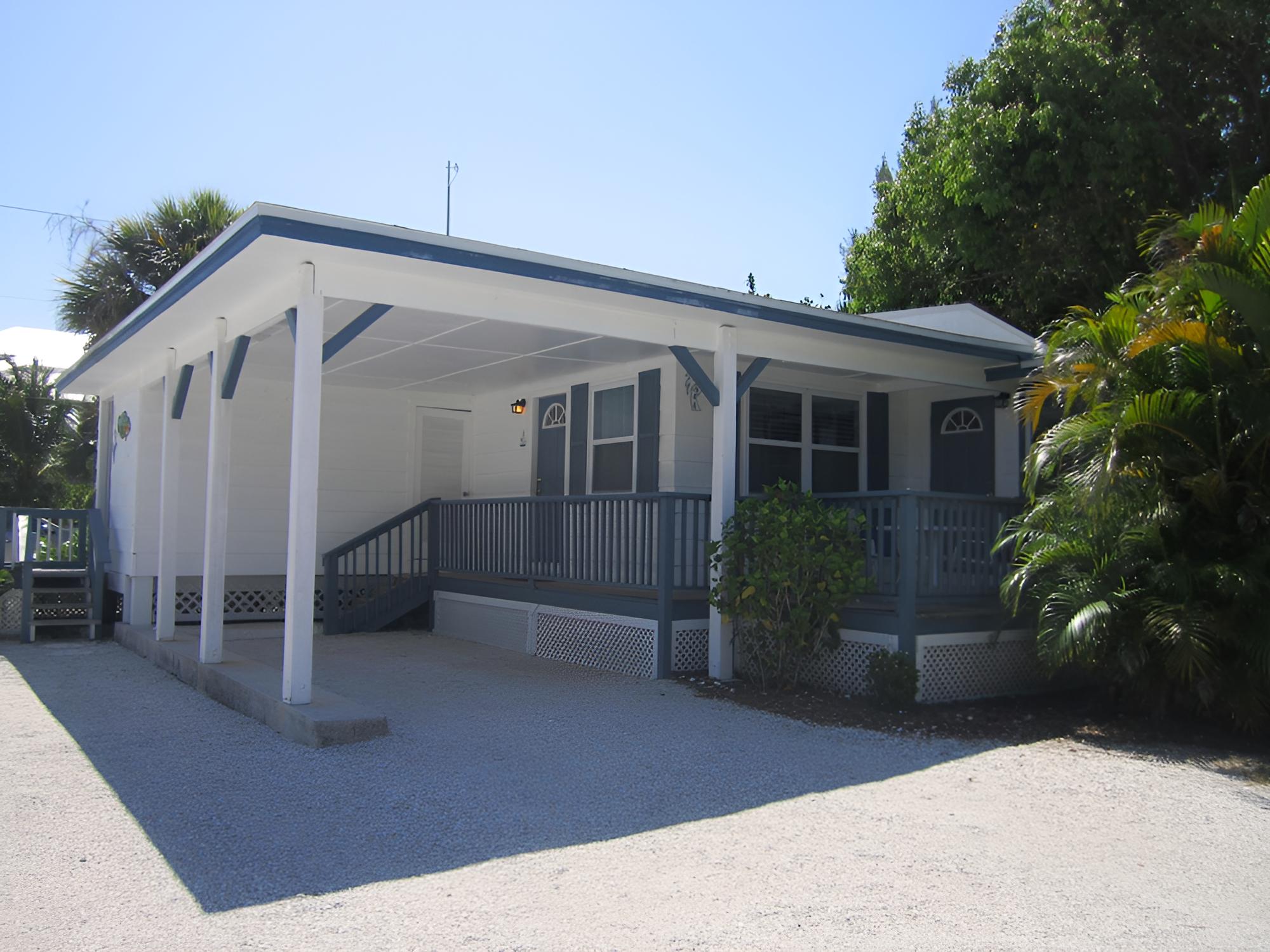 Tropical Winds Motel & Cottages