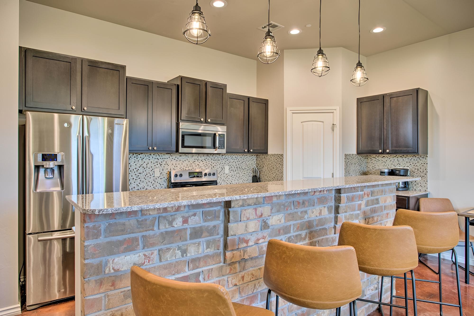 Edmond Oasis w/ Rooftop Lounge: Walk to Dtwn!