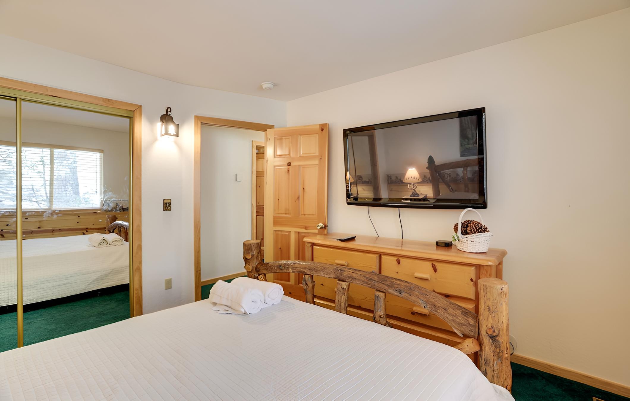 Rustic Log Cabin in Big Bear Lake ~ 4 Mi to Water!