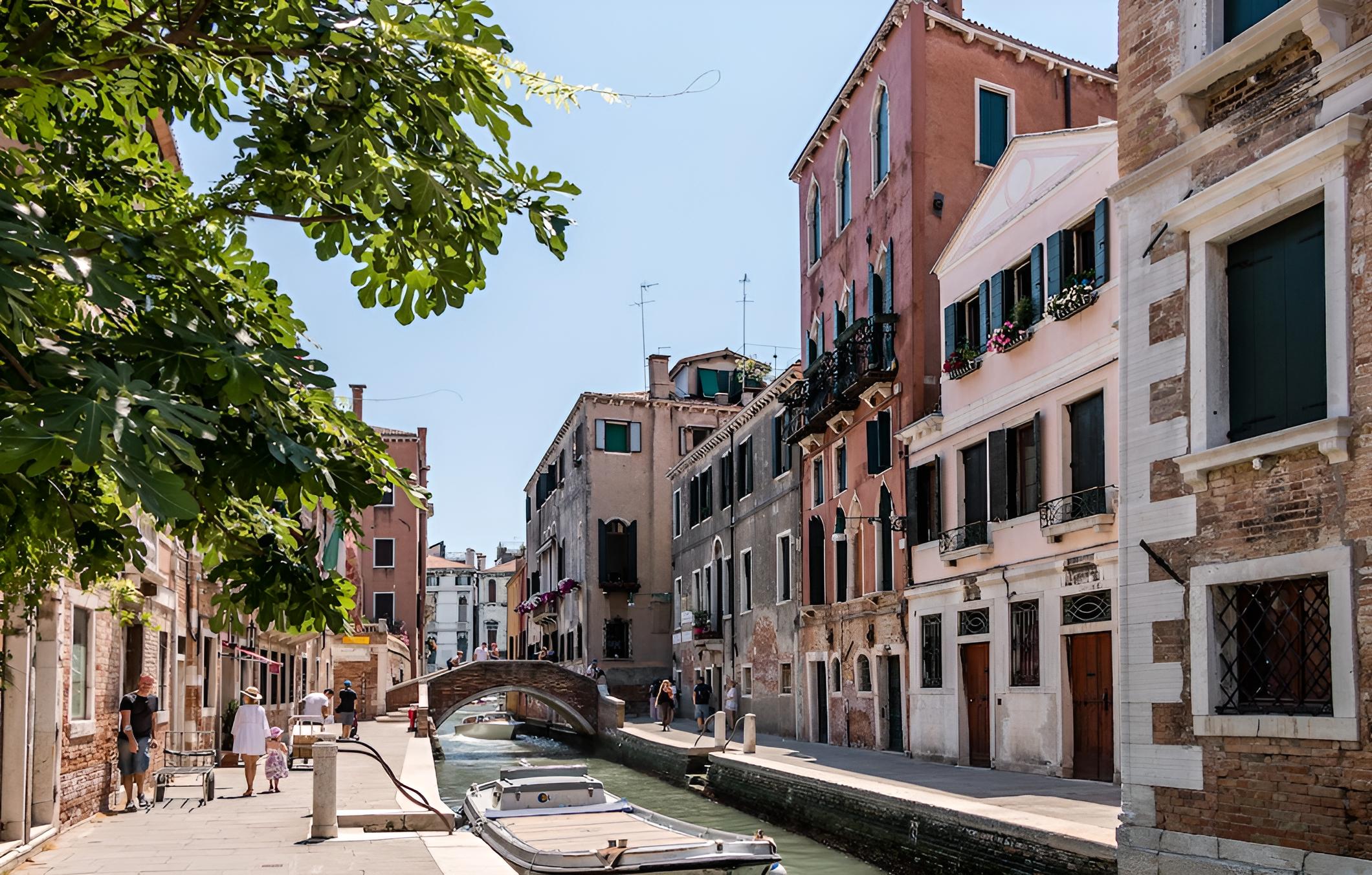 20 Windows on Venice