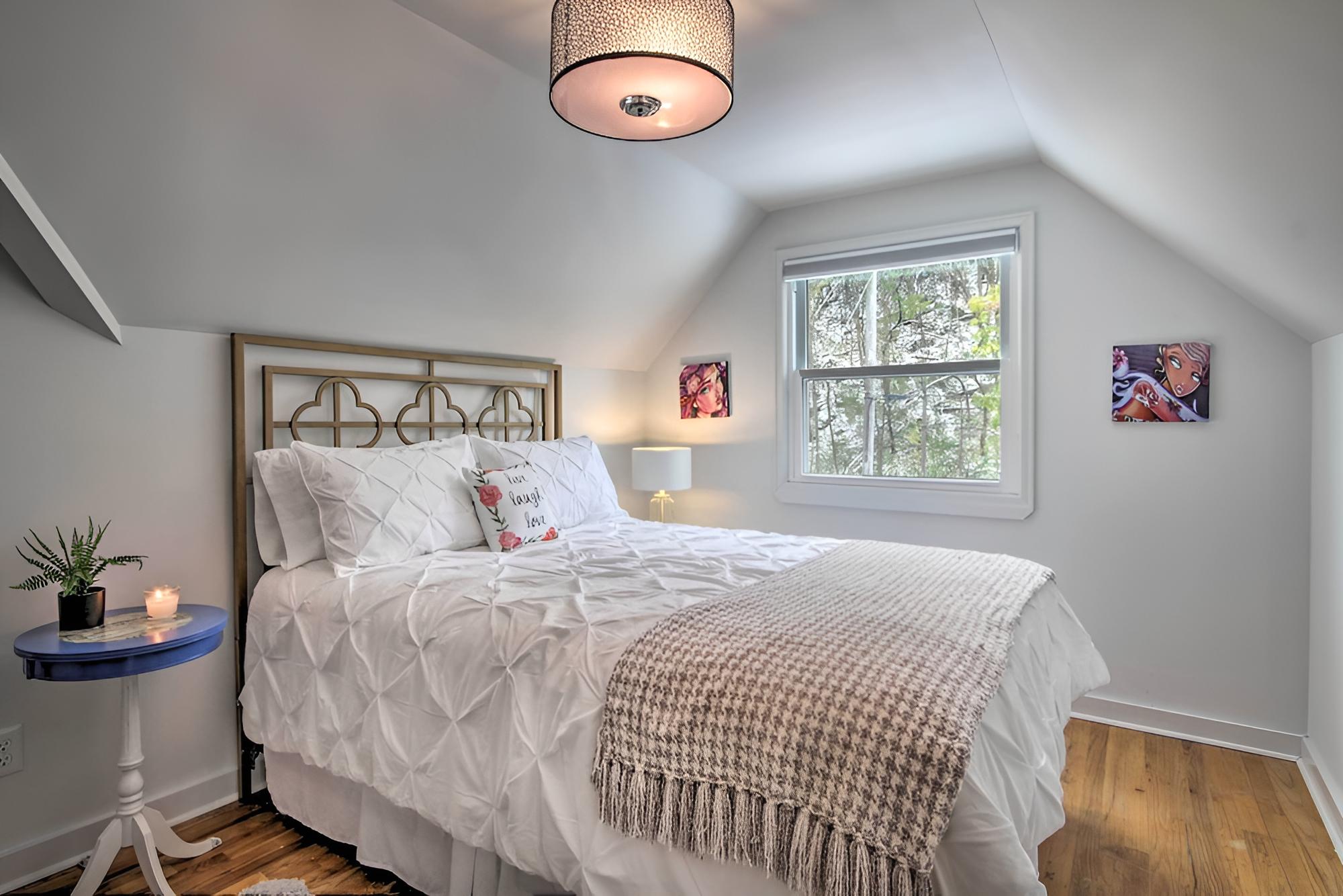 Renovated Historic Home < 1 Mile to Eagle Point!