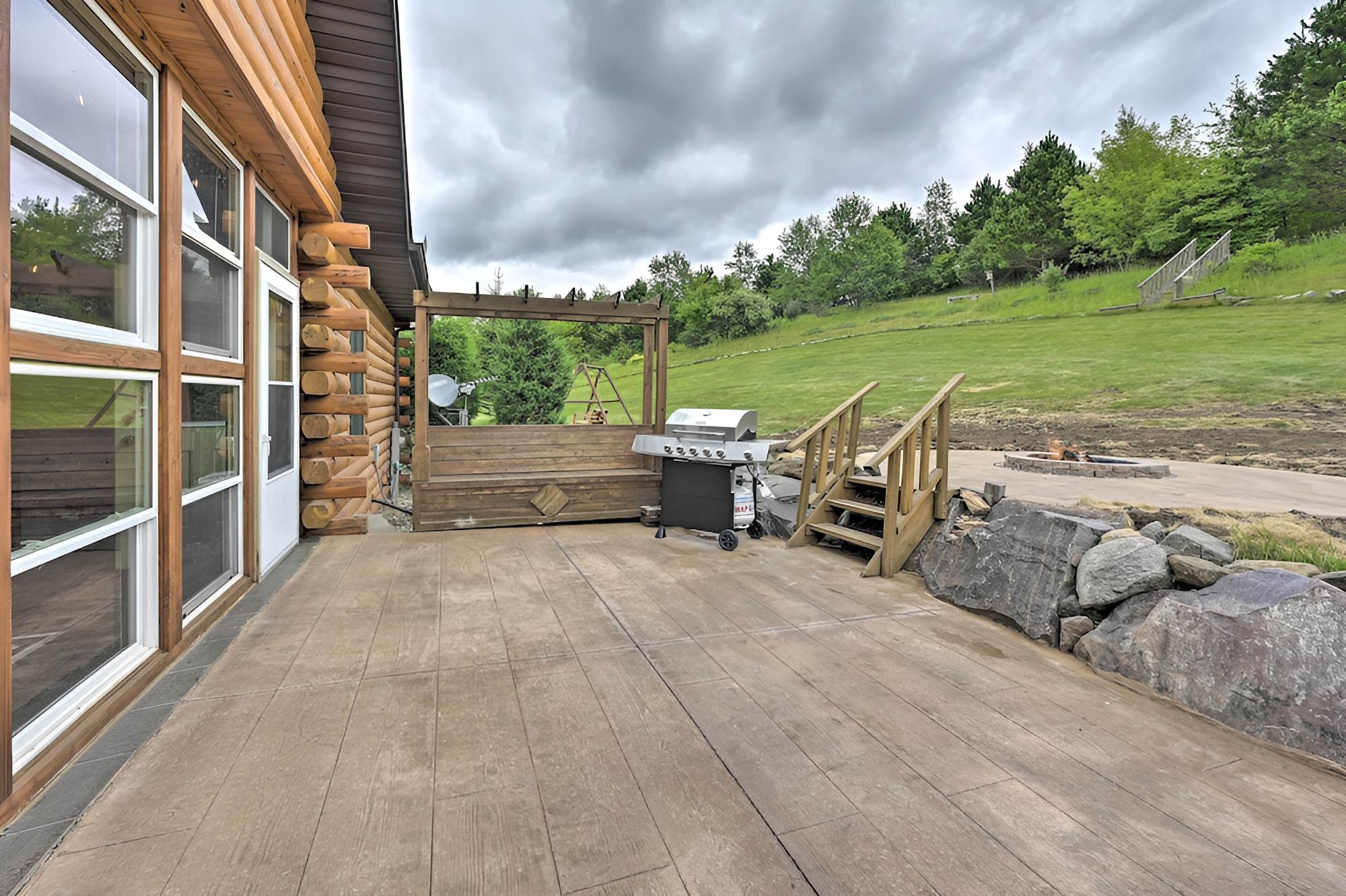Hillside Hideaway w/ Hot Tub & Heated Patio!