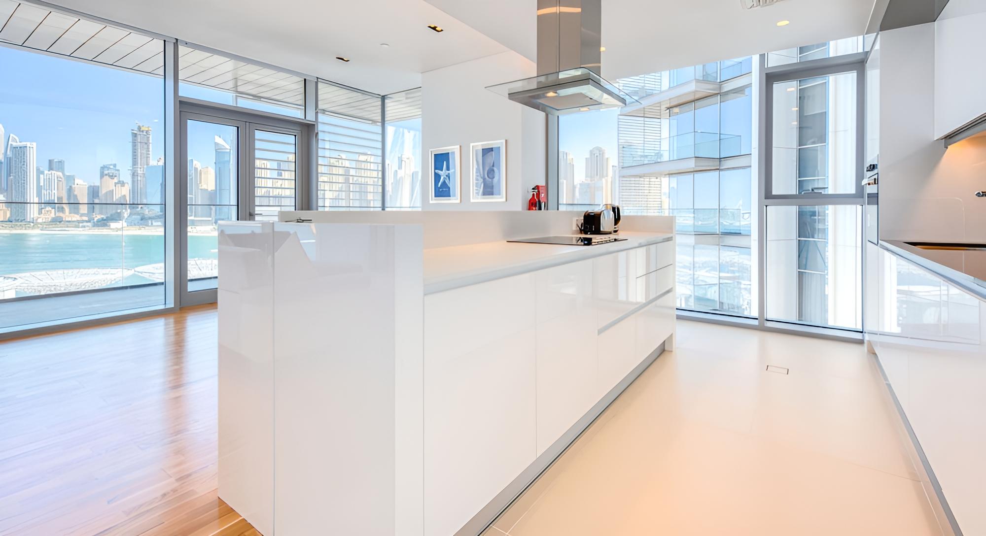 Beautiful Large 3 B/R Apt in BlueWaters Island