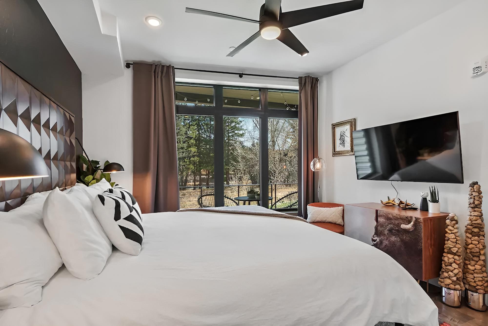 New Luxury Condo River View Sounds Patio Hot Tub, Bilde 46