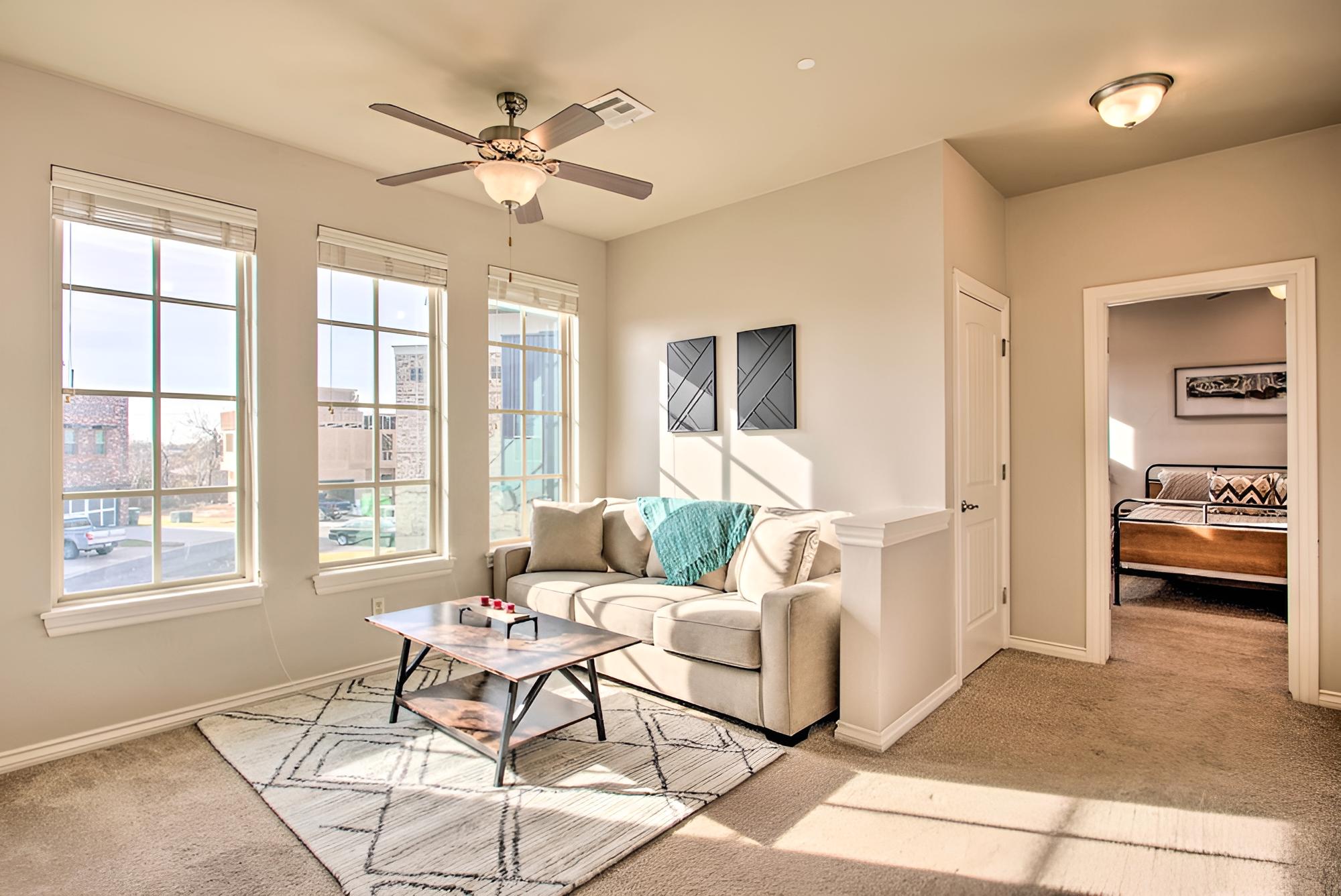 Edmond Oasis w/ Rooftop Lounge: Walk to Dtwn!