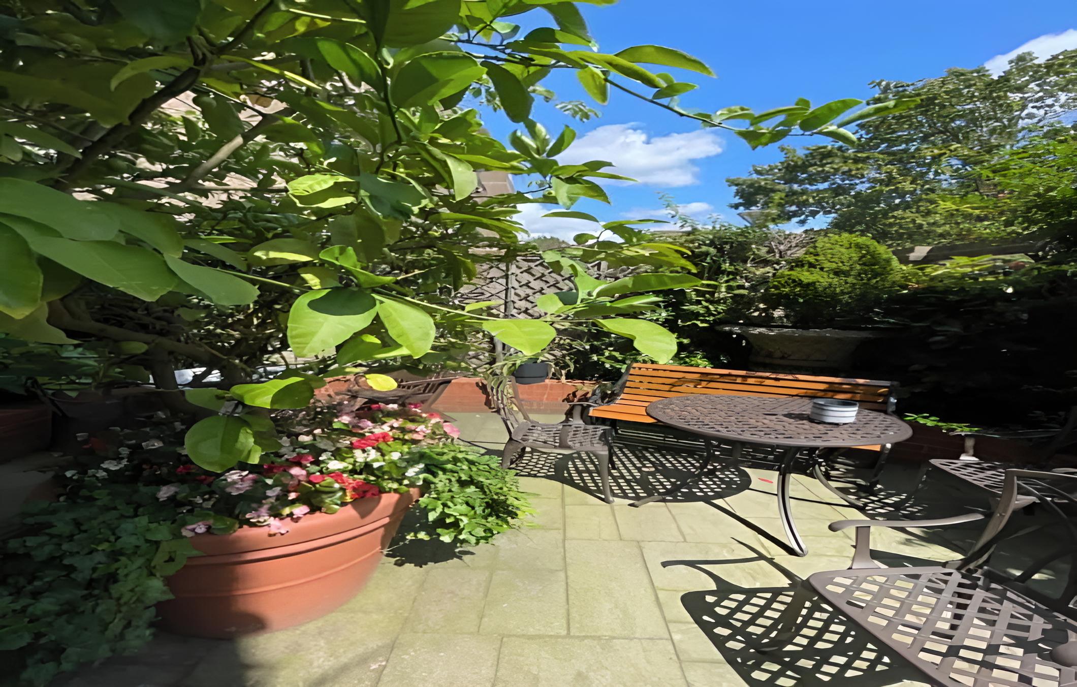 Vibrant & Art-filled 2BD Haven - Victoria