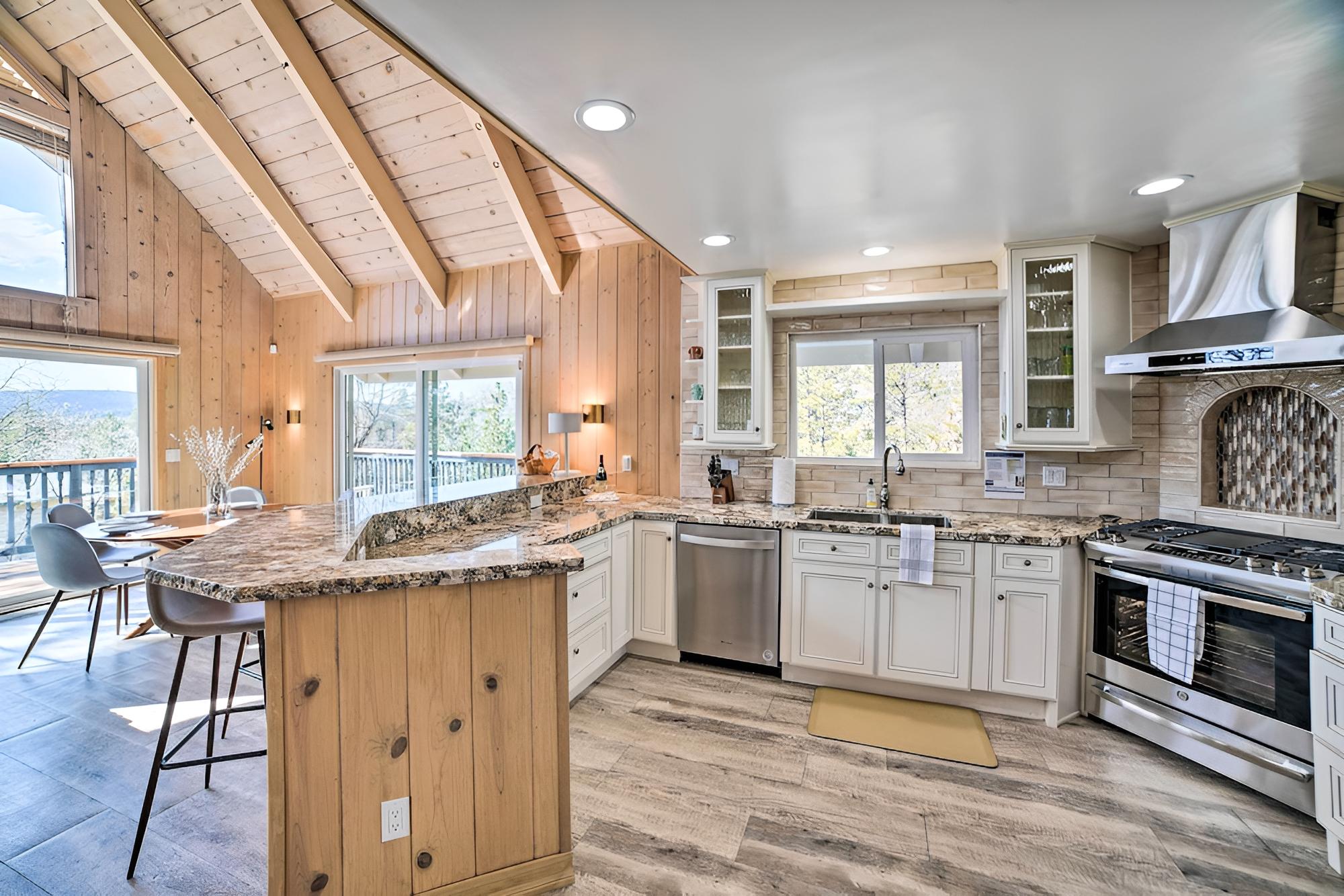 Lake Arrowhead Cabin: Private Deck & Hot Tub!
