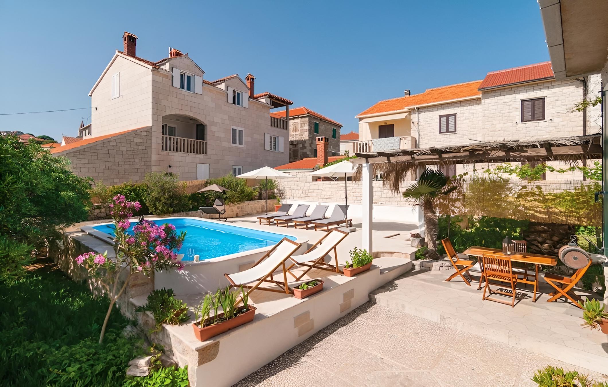 Zoki - Pool House - H view 2