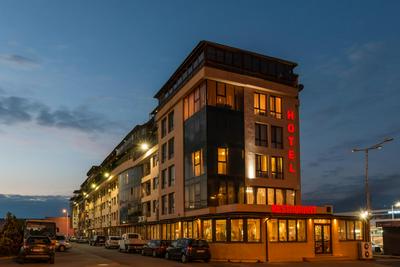 Avenue Hotel
