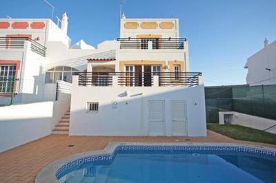 Villa V4 com Piscina Privada a 400 metros da Praia