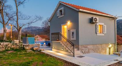 Modern and Cozy little House Mia