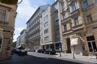 Modern Apartment at Rathaus