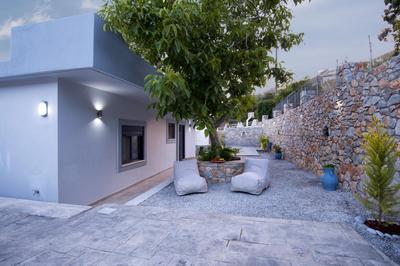 Spacious Maistrali Villa, private pool & garden