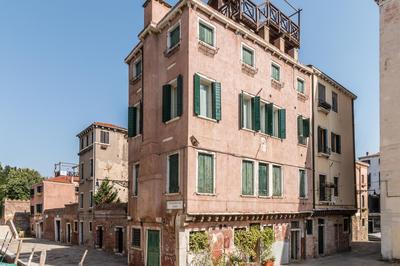 7 WINDOWS ON VENICE by LionHost