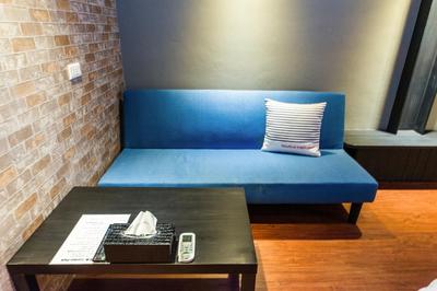 Steel and screws 附專屬停車場