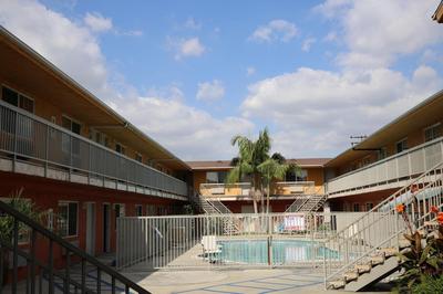 Chateau Inn & Suites