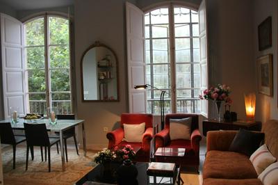 Elegant 2 Bedroom Apartment in Historic 1882 Building Central Sevilla Private Parking & Country Club Access