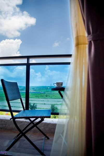 Amibao Resort每間房有獨立陽台 獨立衛浴有電梯可搭乘 自行入住 訂房後請留意訂房平台訊息 會將入住資訊與停車位置傳送在訊息裡